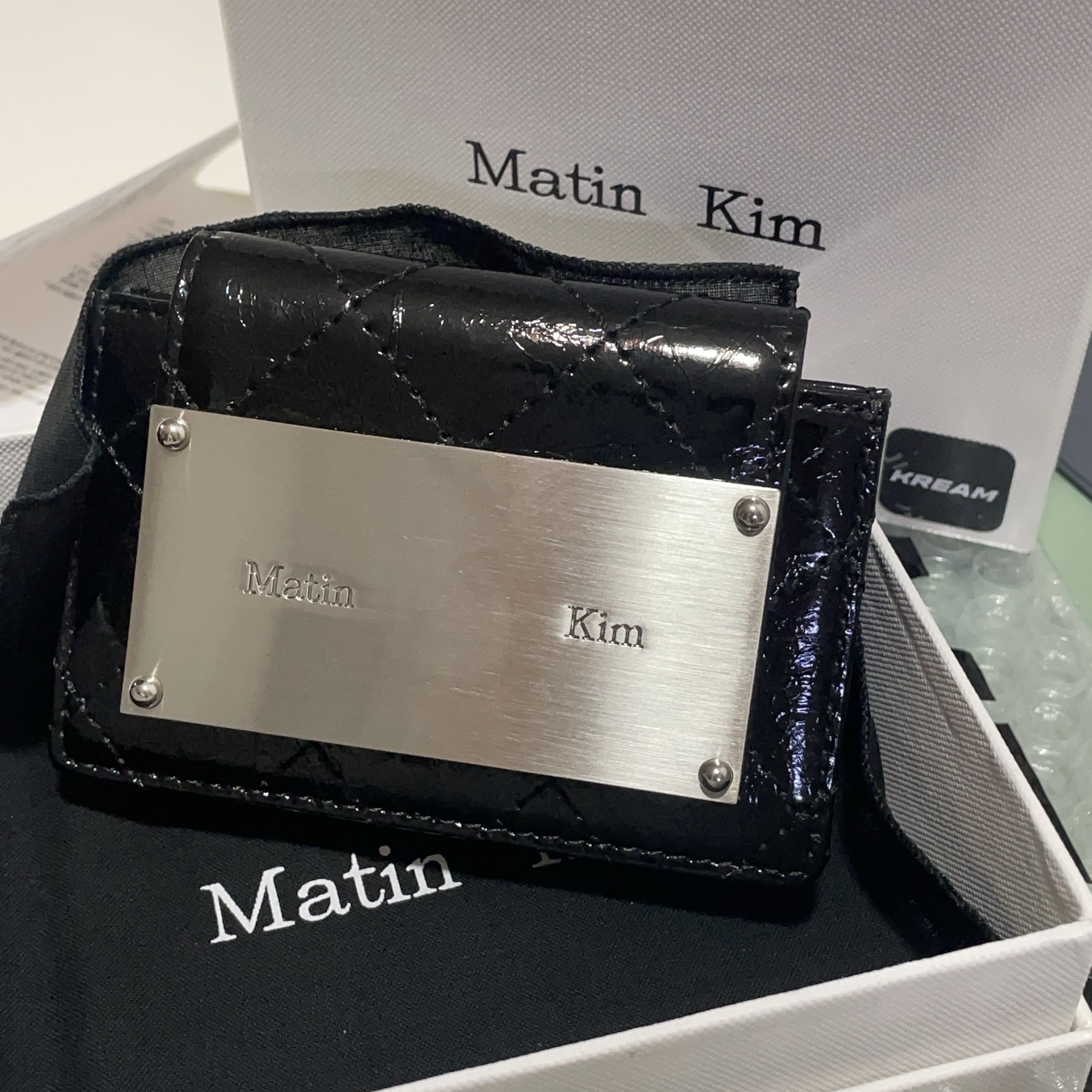 Matin Kim Quilting Accordion Wallet Black, Arc'teryx Index 15 Backpack Black 착용 스타일 - 2