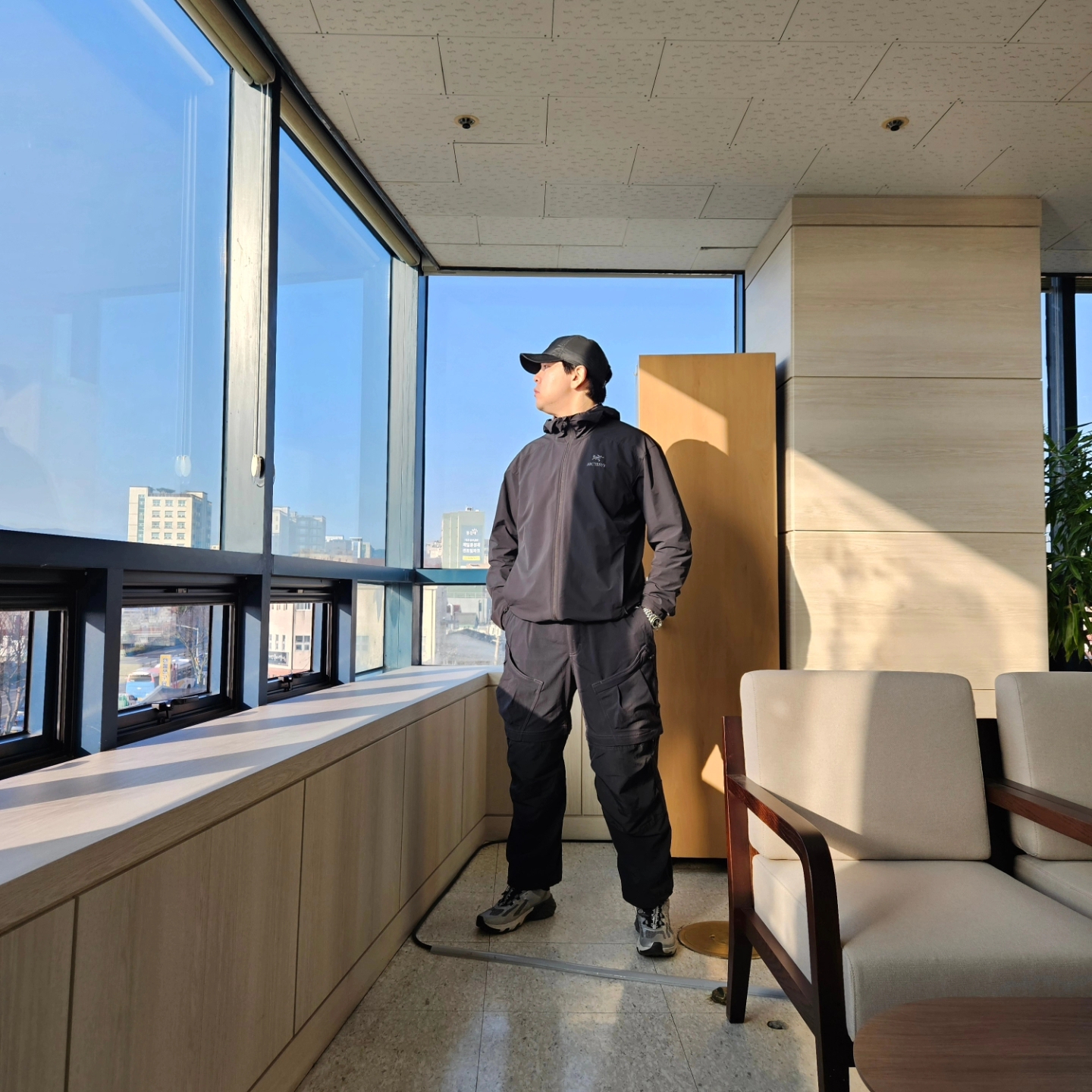 Arc'teryx Gamma Lightweight Hoody Black, Nike ACG Smith Summit Cargo Pants Black - Asia 착용 스타일 - 1