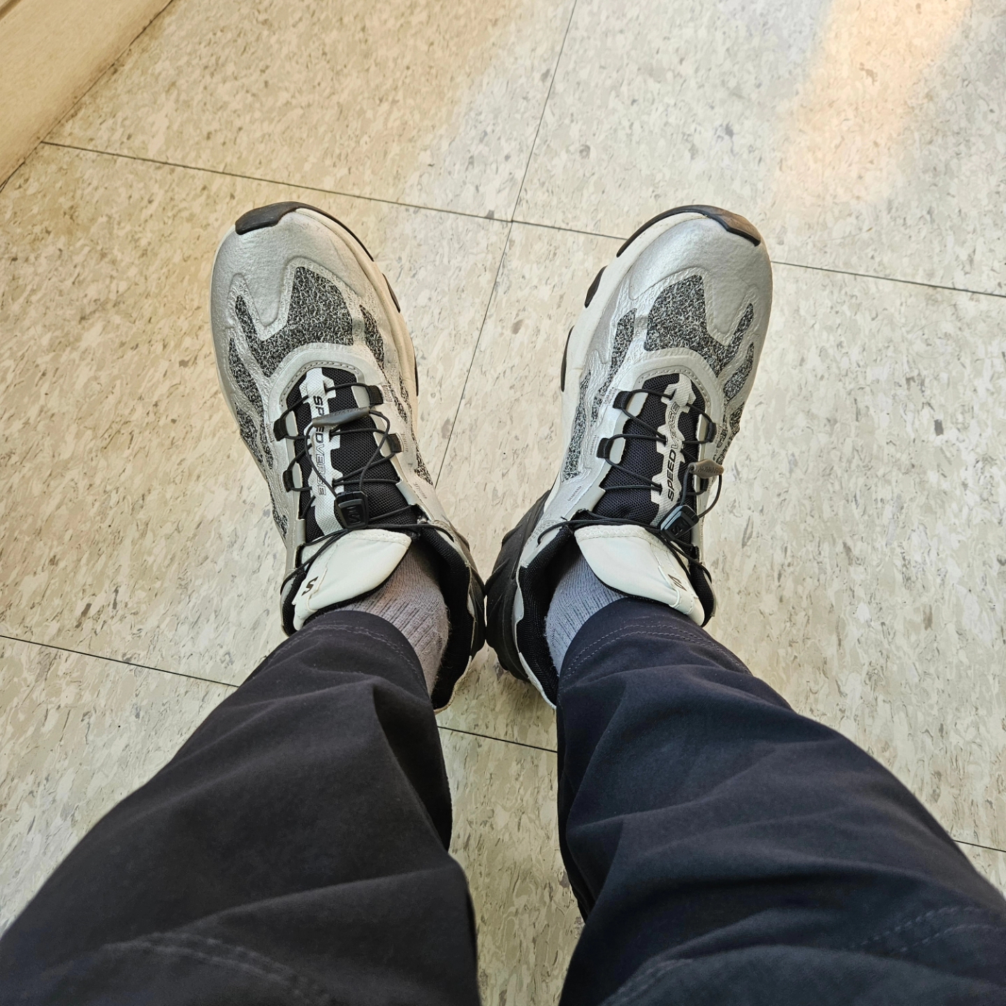 Arc'teryx Gamma Lightweight Hoody Black, Nike ACG Smith Summit Cargo Pants Black - Asia 착용 스타일 - 5