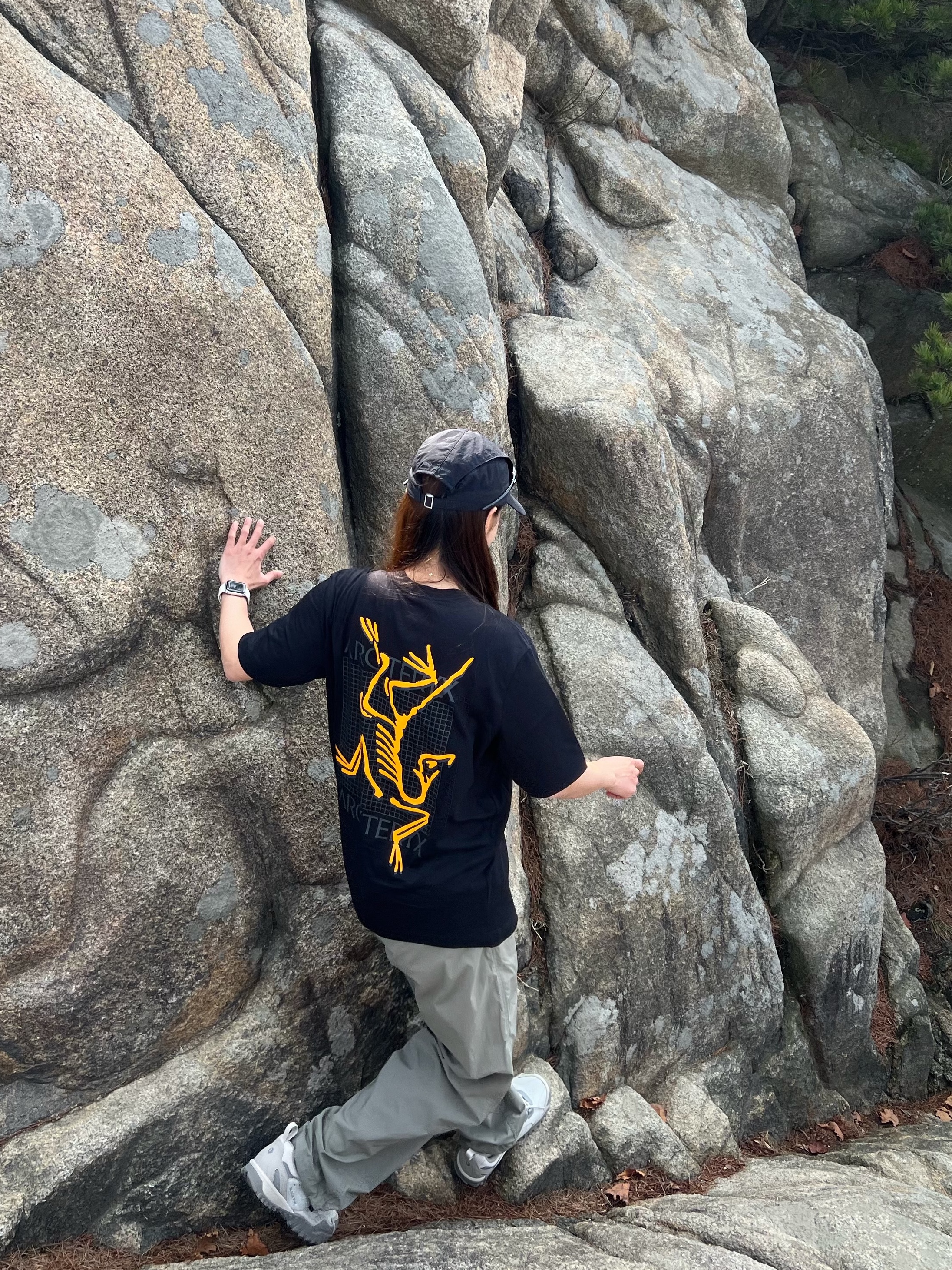 Arc'teryx Arc'Multi Bird Logo SS T-Shirt Black 착용 스타일 - 1