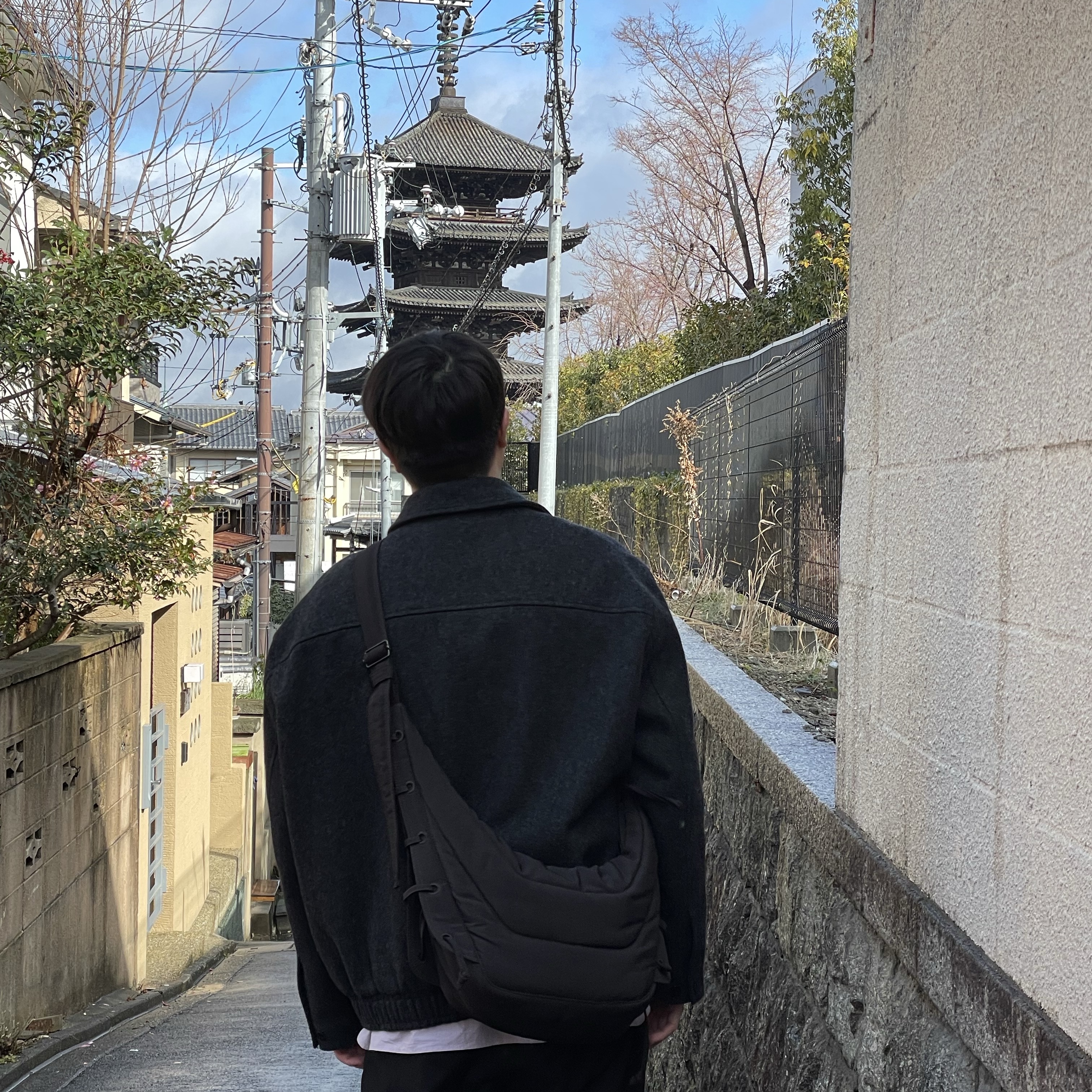 Lemaire Medium Soft Game Bag Nylon Canvas Dark Chocolate 착용 스타일 - 1