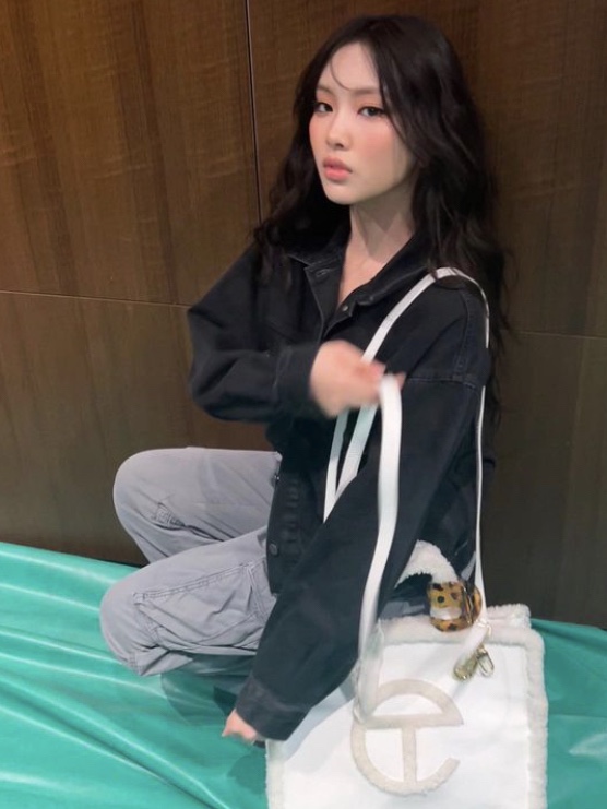 Telfar x UGG Medium Shopper Crinkle White 착용 스타일
