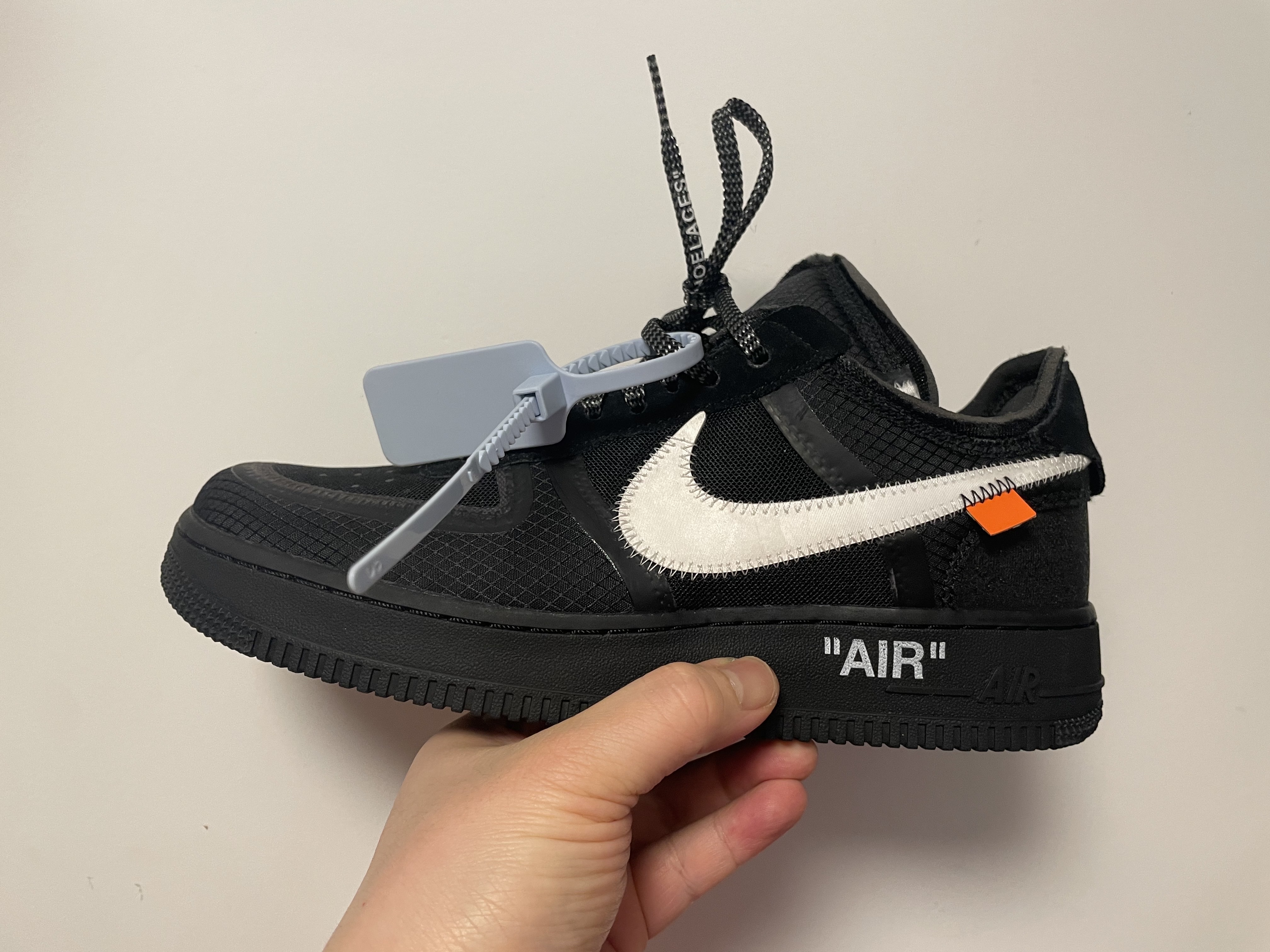 Nike x Off-White Air Force 1 Low Black White 착용 스타일 - 1