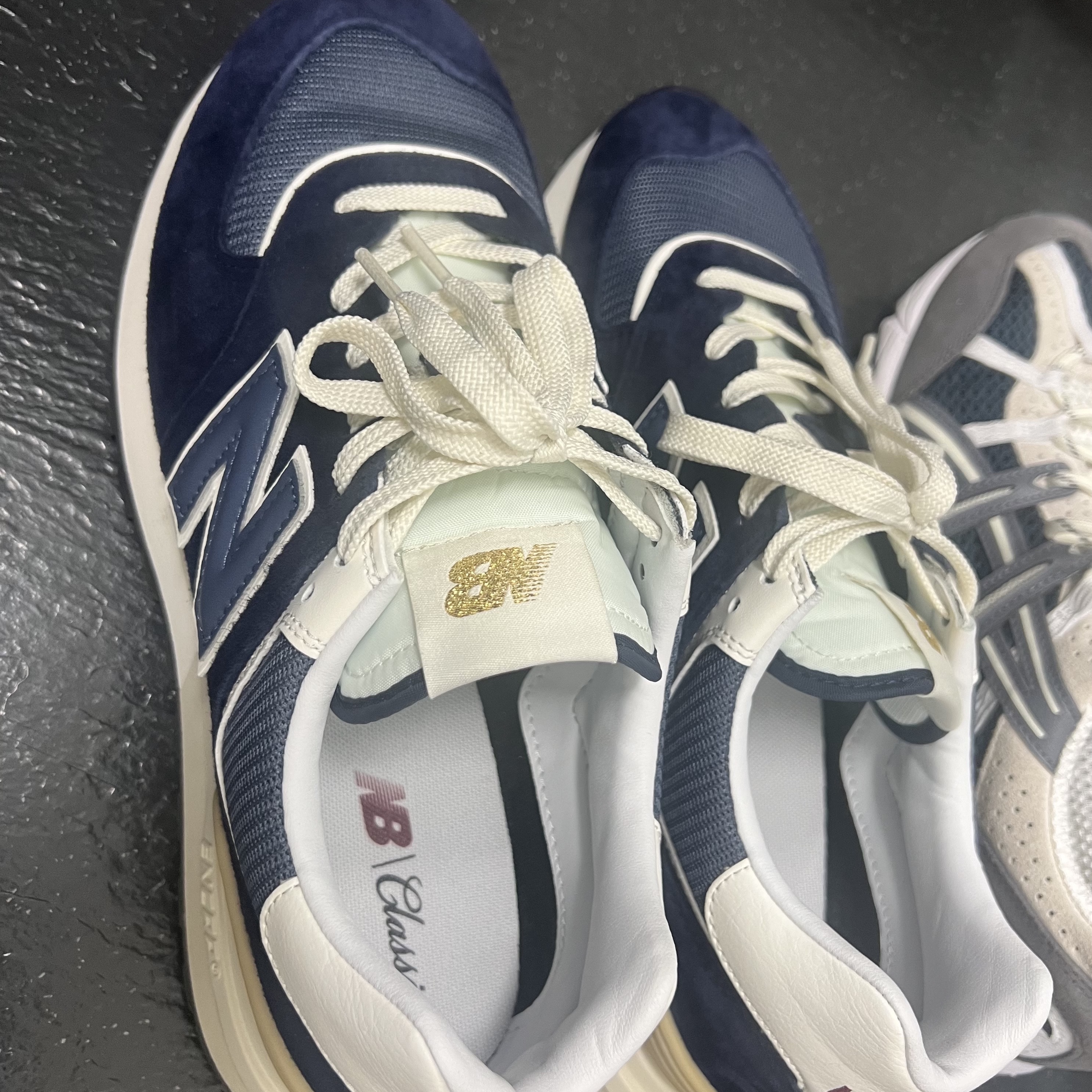 New Balance 574 Legacy Navy 착용 스타일 - 1