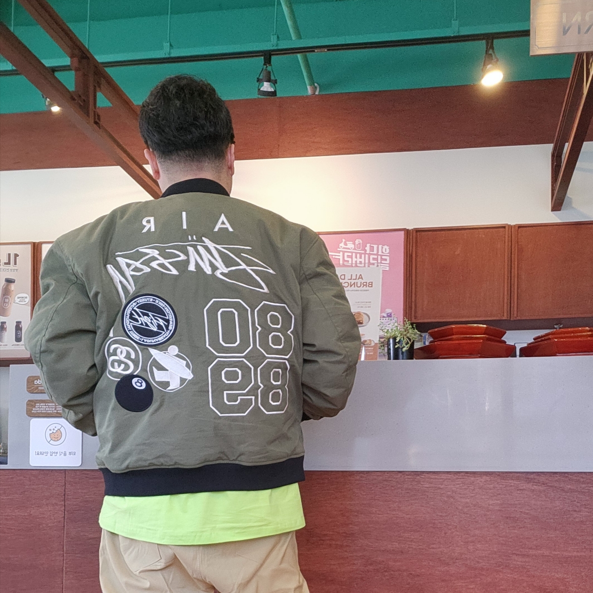 Nike x Stussy Reversible Jacket Medium Olive (FJ9153-222), Stussy Spray Can T-Shirt Keylime 착용 스타일