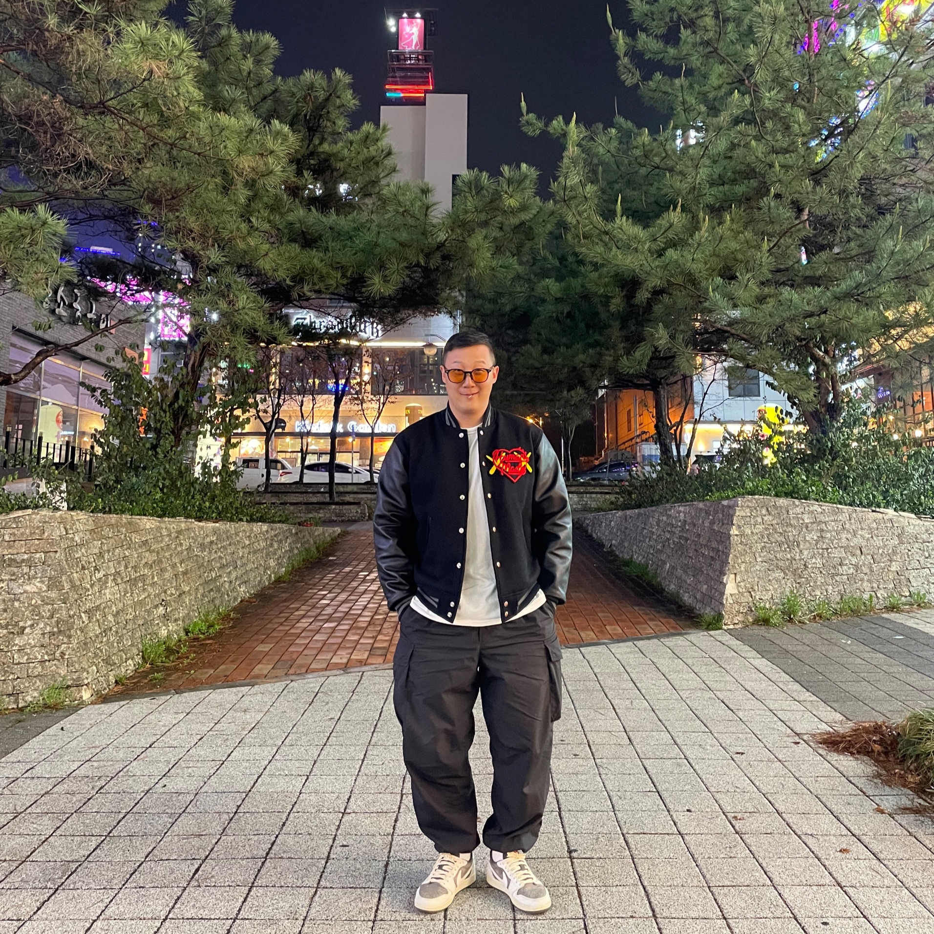 Human Made x Kaws Varsity Jacket #2 Black, Jordan 1 x Travis Scott Retro Low OG SP Sail and Ridgerock 착용 스타일 - 2