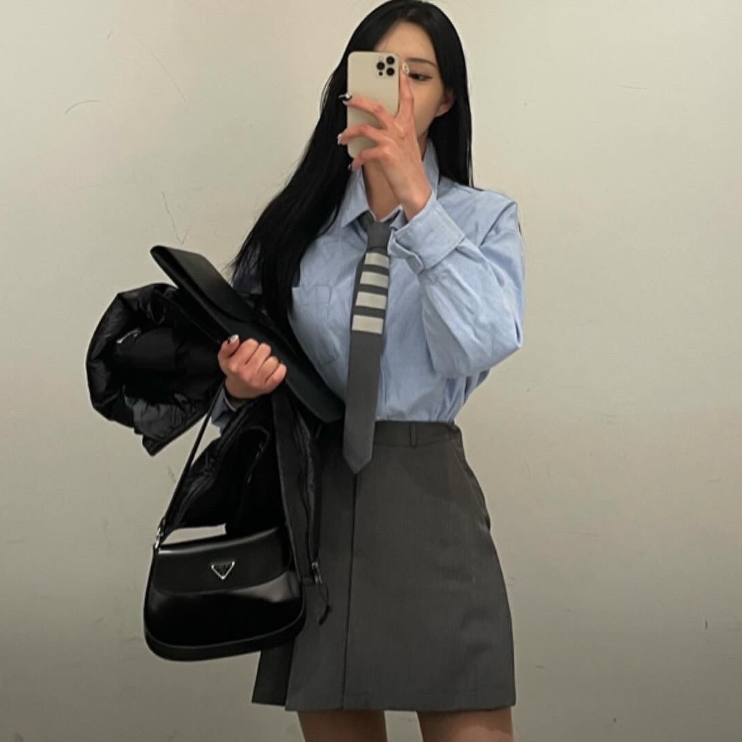 Thom Browne Plain Weave 4-Bar Tie Medium Grey, Prada Cleo Brushed Leather Shoulder Bag with Flap Black 착용 스타일