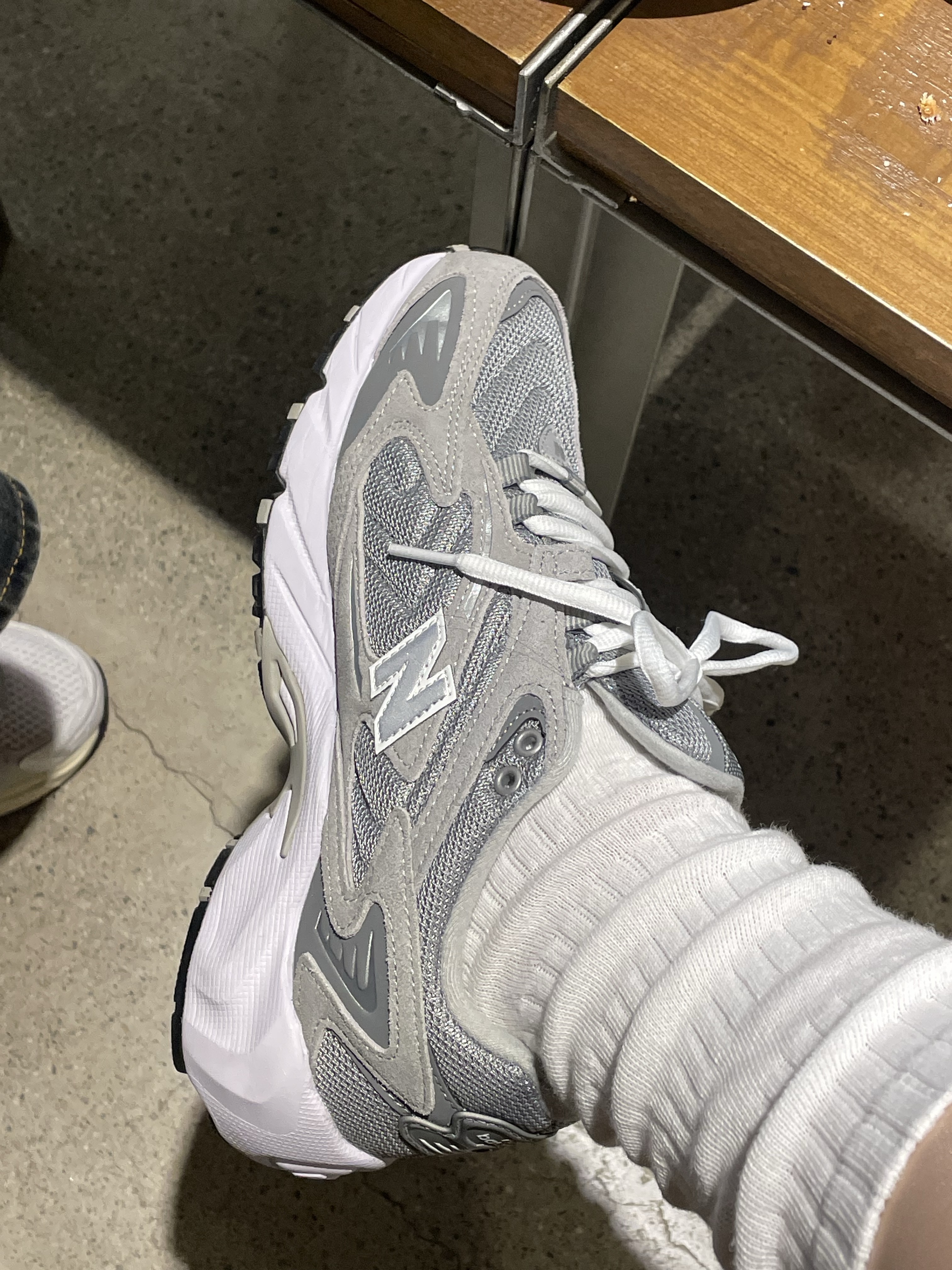 New Balance 725 Grey, Asics Jog 100 S White Black - 2E Wide 착용 스타일 - 1