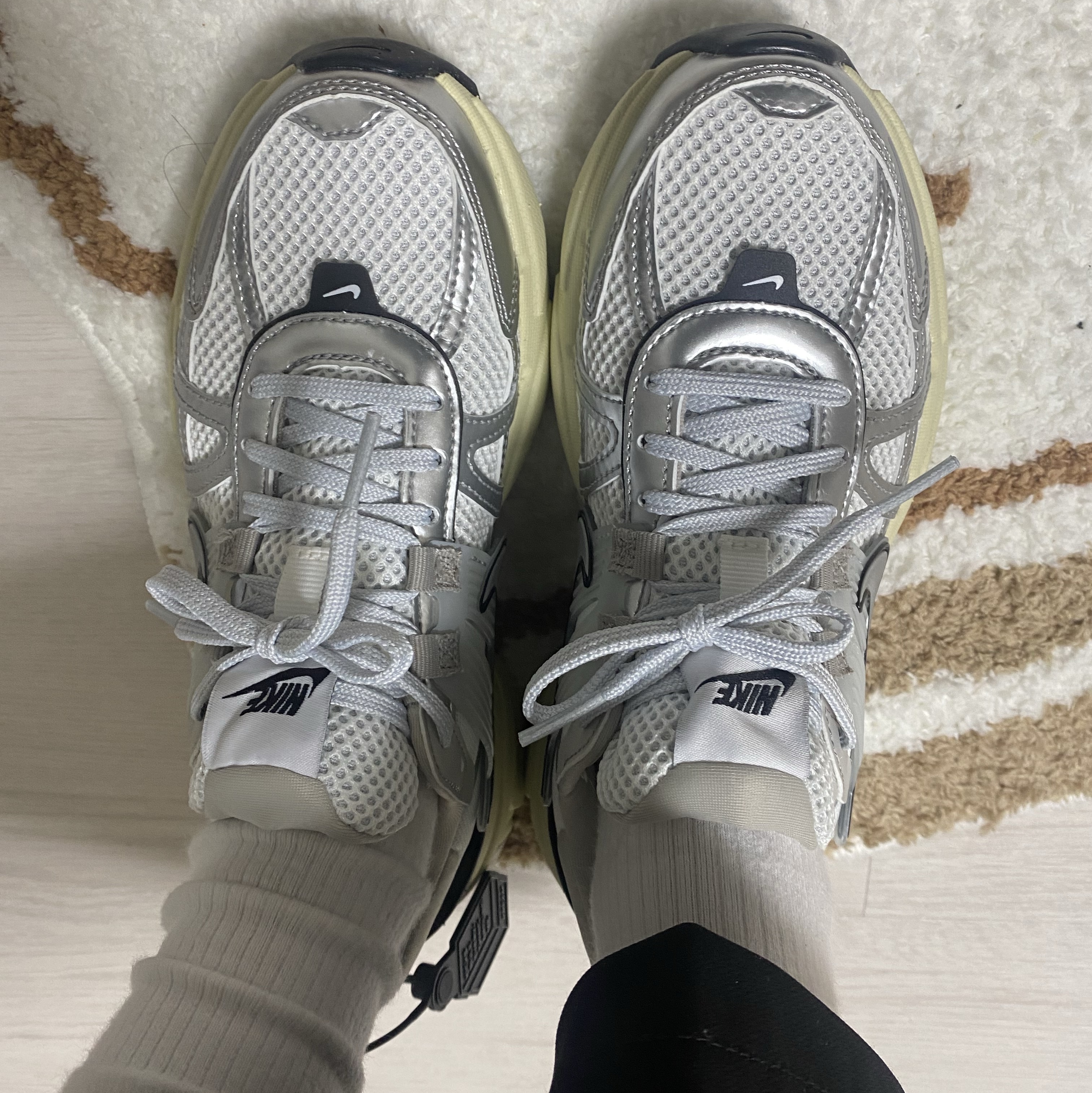 Nike V2K Run Summit White Metallic Silver 착용 스타일 - 2
