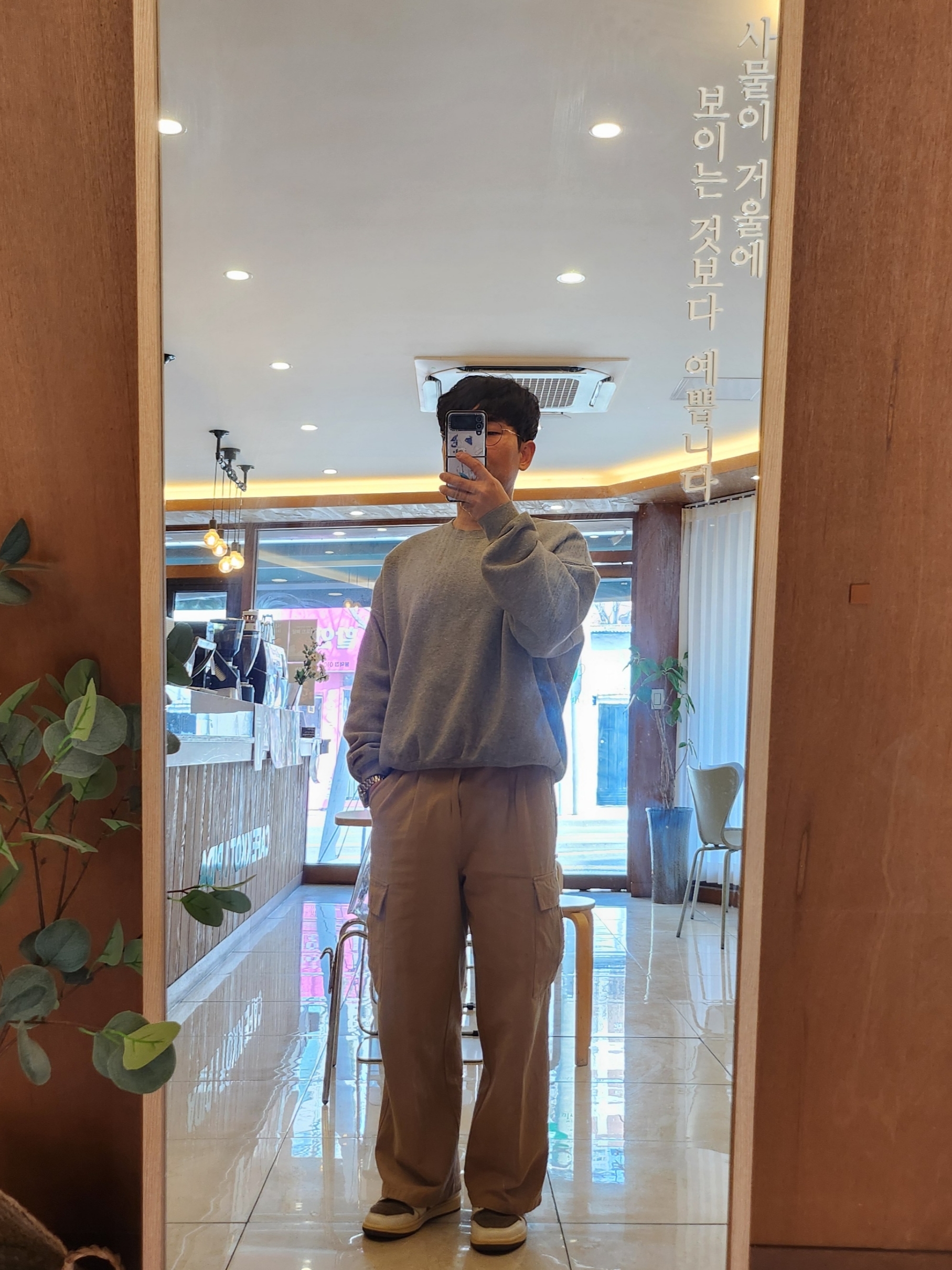 Essentials Crewneck Dark Heather Oatmeal - 24SS, Jordan 1 x Travis Scott Retro Low OG SP Sail and Ridgerock 착용 스타일