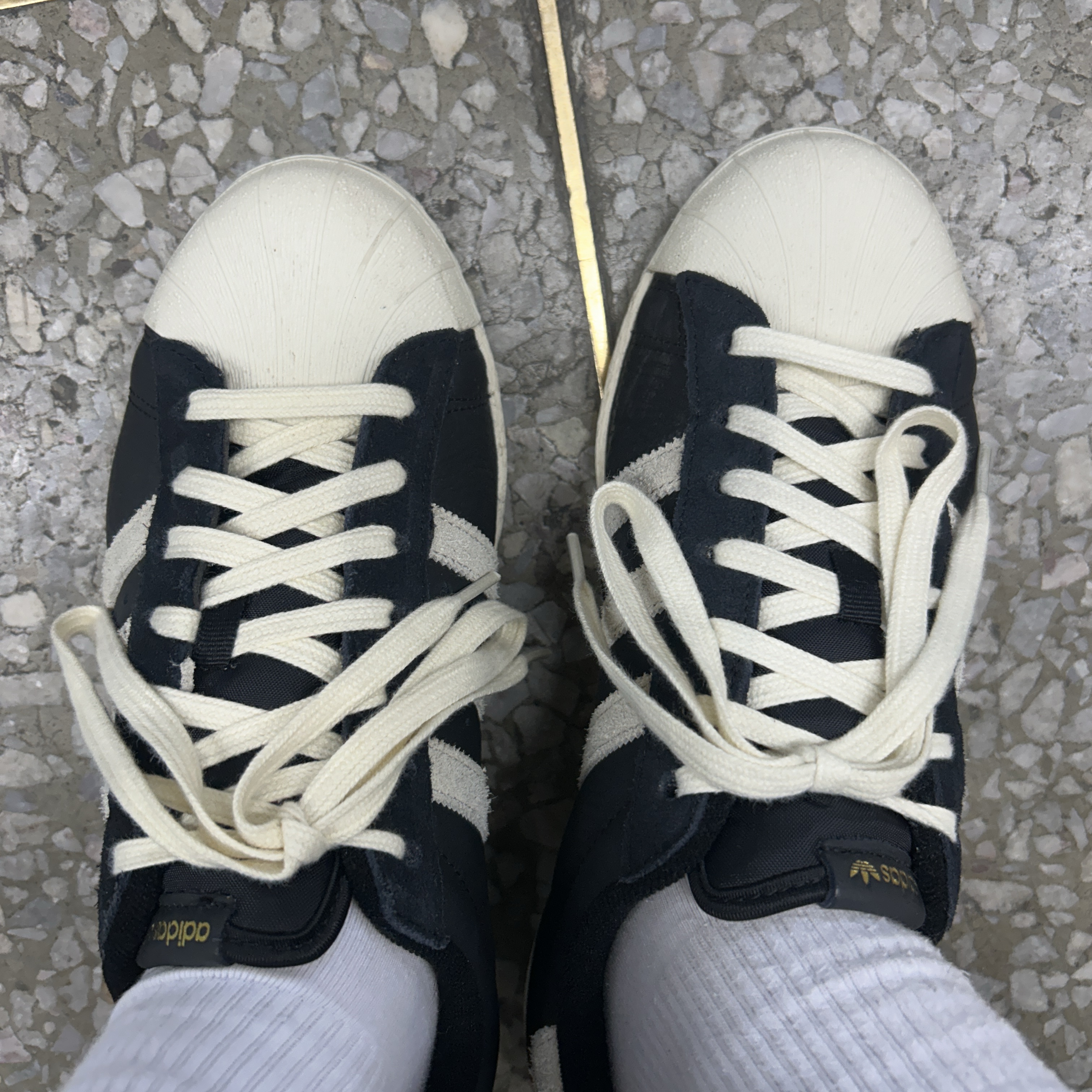 Adidas Superstar 82 Black White 착용 스타일