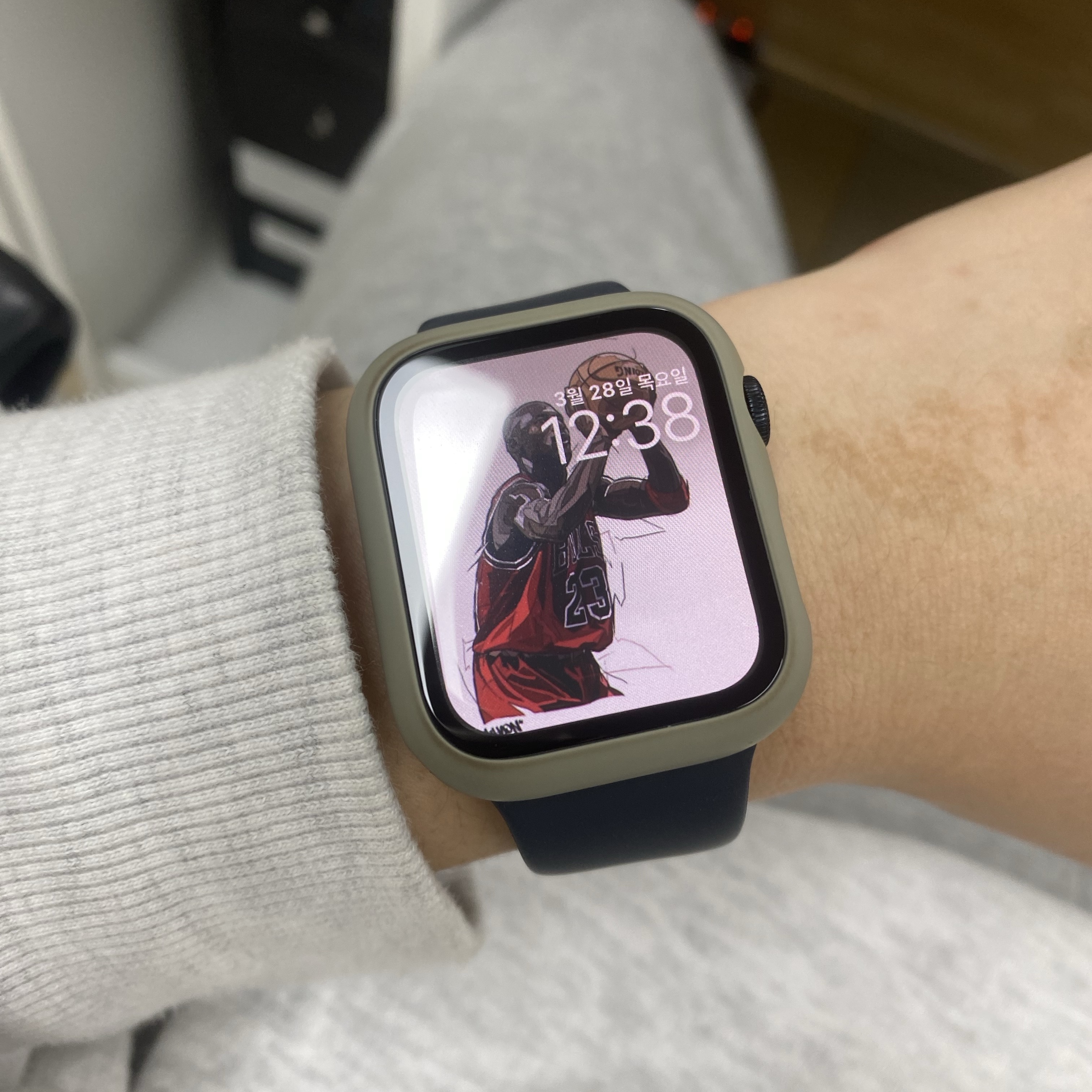 Apple Watch SE 2023 44mm GPS Midnight Aluminium Case with Sport Band S/M Midnight (Korean Ver.) 착용 스타일
