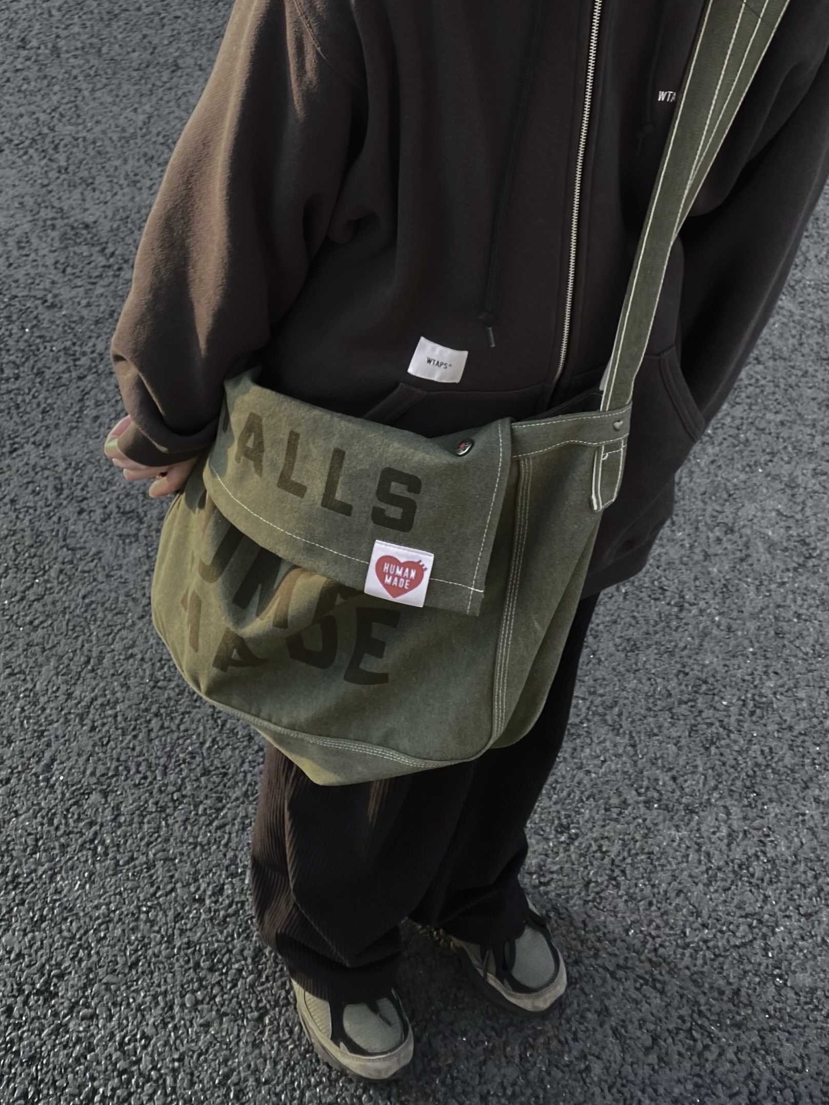 Human Made Mail Bag Olive Drab, New Balance x JJJJound 990v3 Brown Black 착용 스타일 - 3