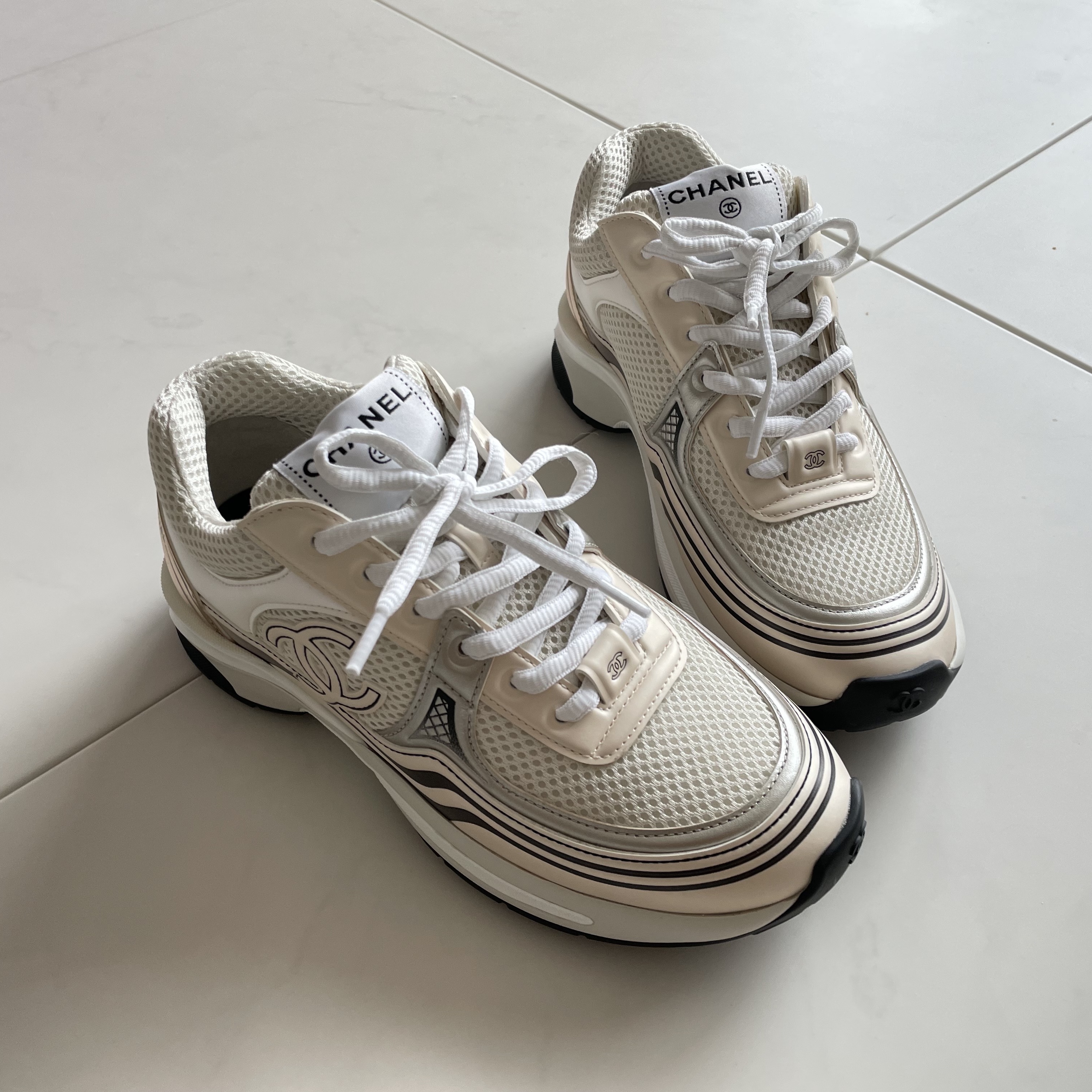 (W) Chanel Sneakers Fabric Laminated & Ivory White Silver 착용 스타일 - 3