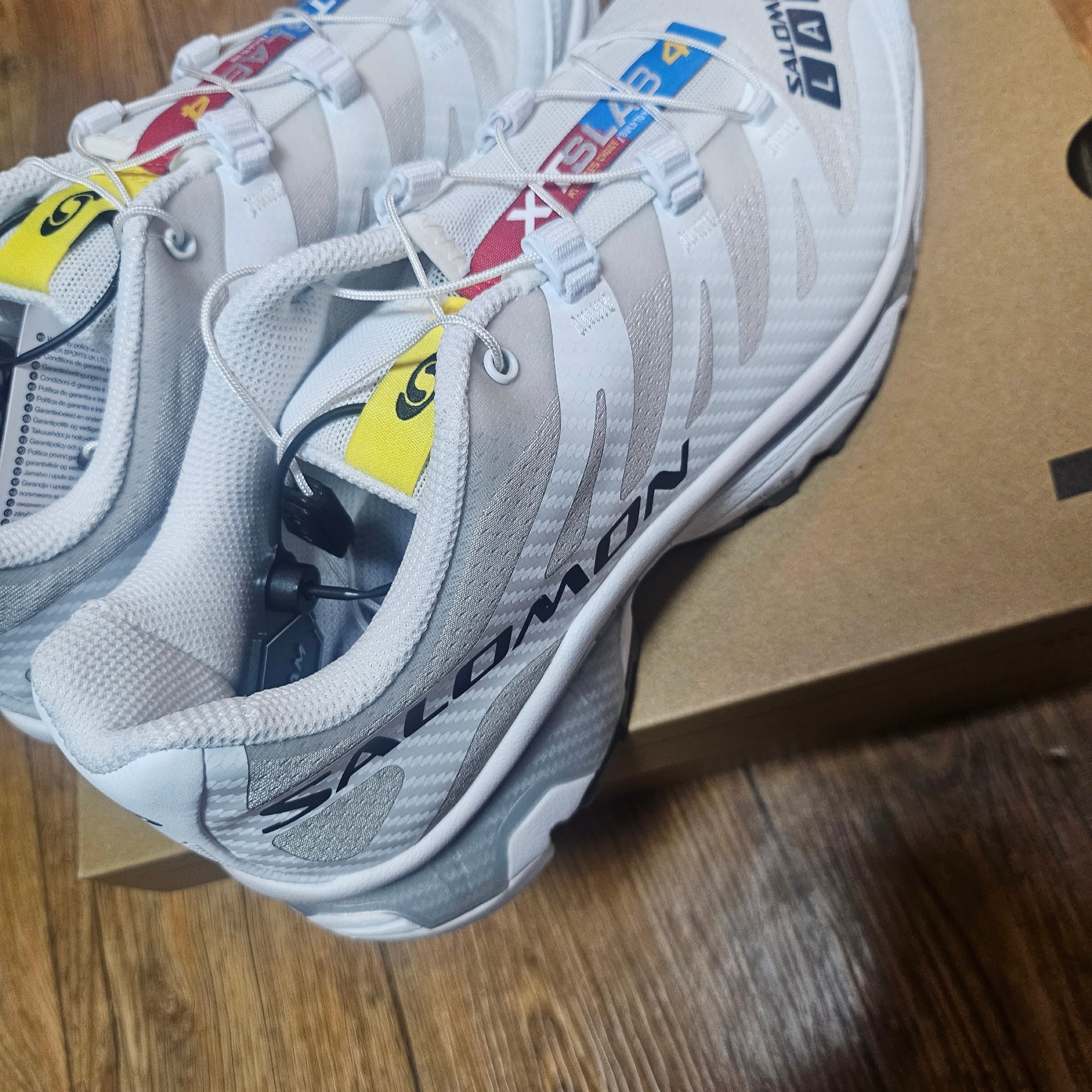 Salomon XT-4 White Lunar Rock 착용 스타일 - 2