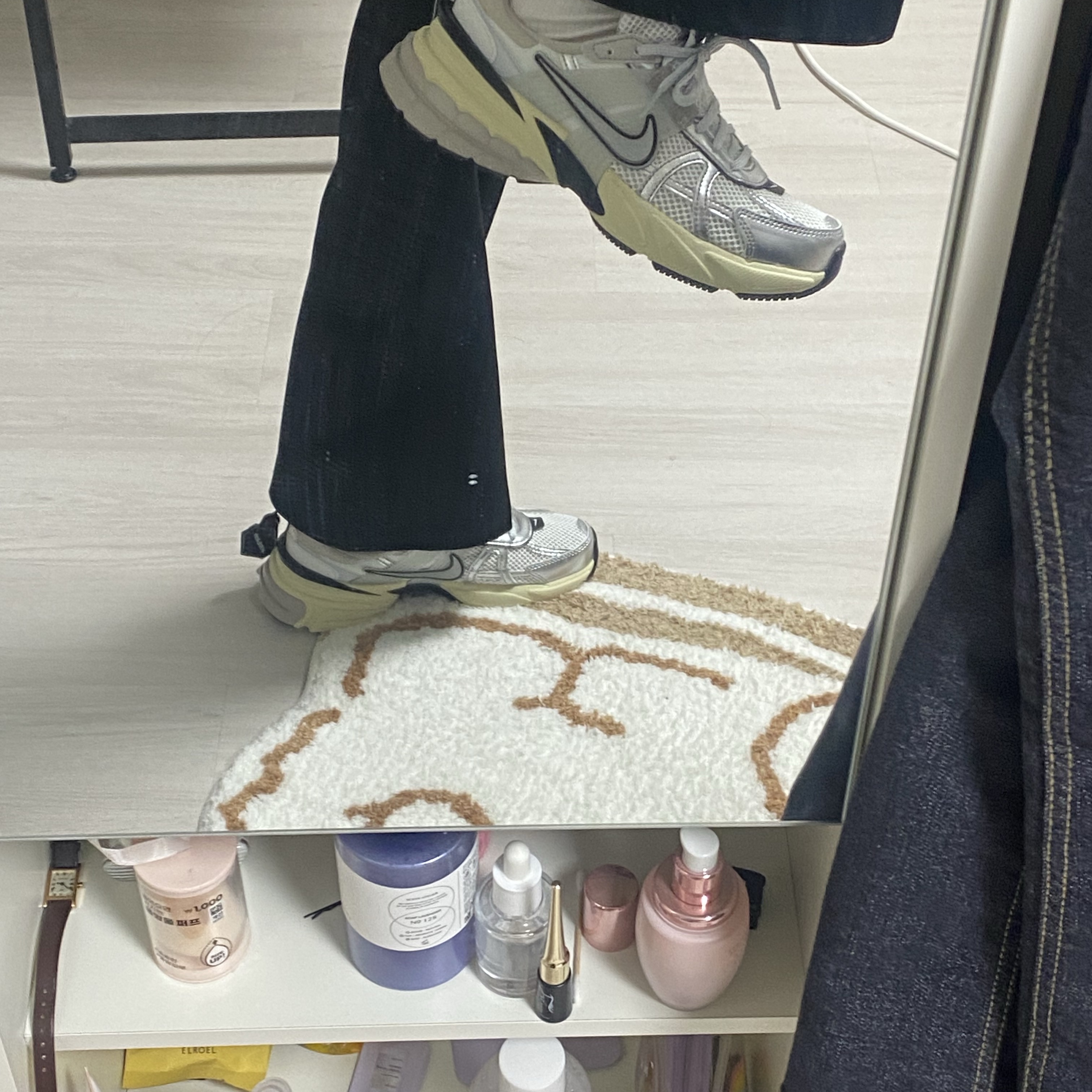 Nike V2K Run Summit White Metallic Silver 착용 스타일 - 4