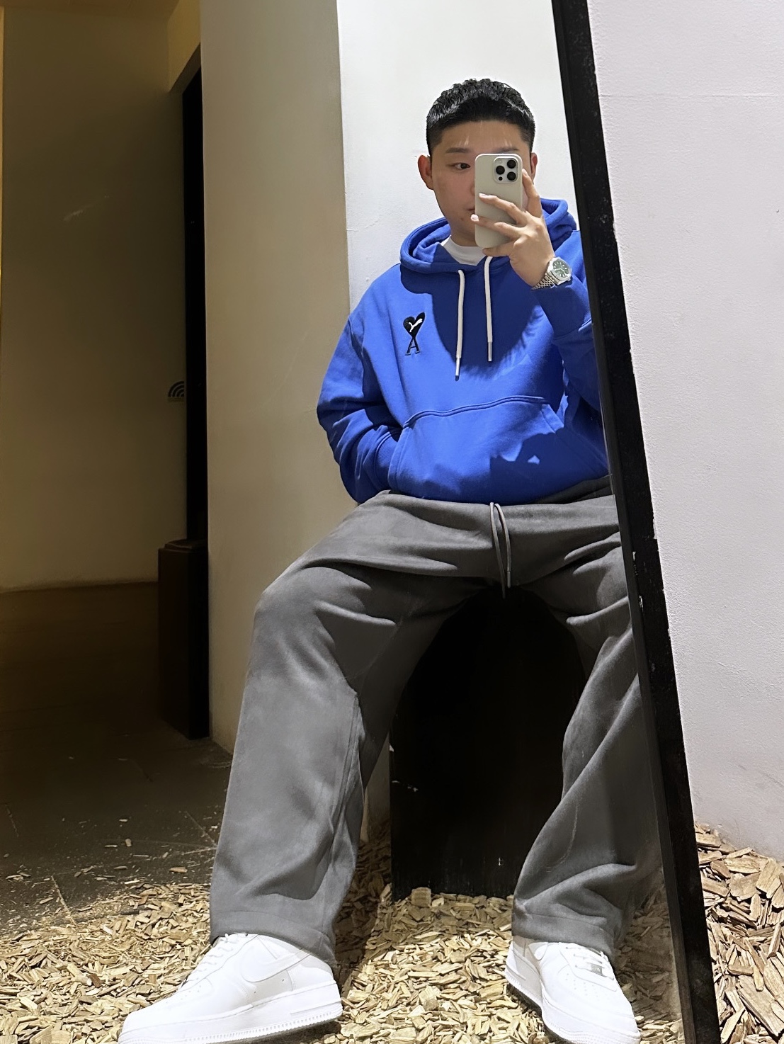 Nike Air Force 1 '07 Low White, Puma x AMI Hoodie Dazzling Blue 착용 스타일