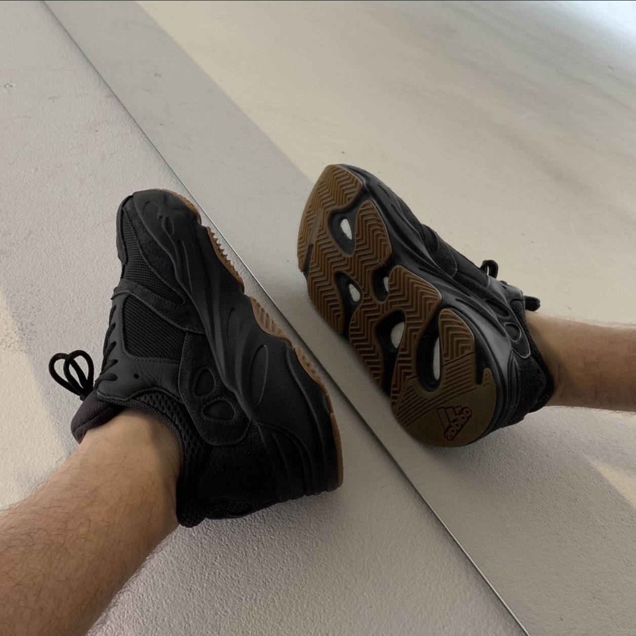 Adidas Yeezy Boost 700 Utility Black 2023 착용 스타일 - 2