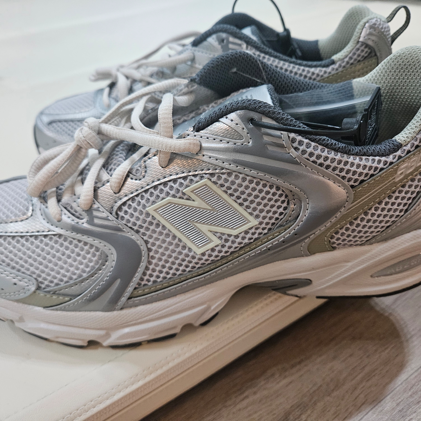 New Balance 530 Earth 착용 스타일