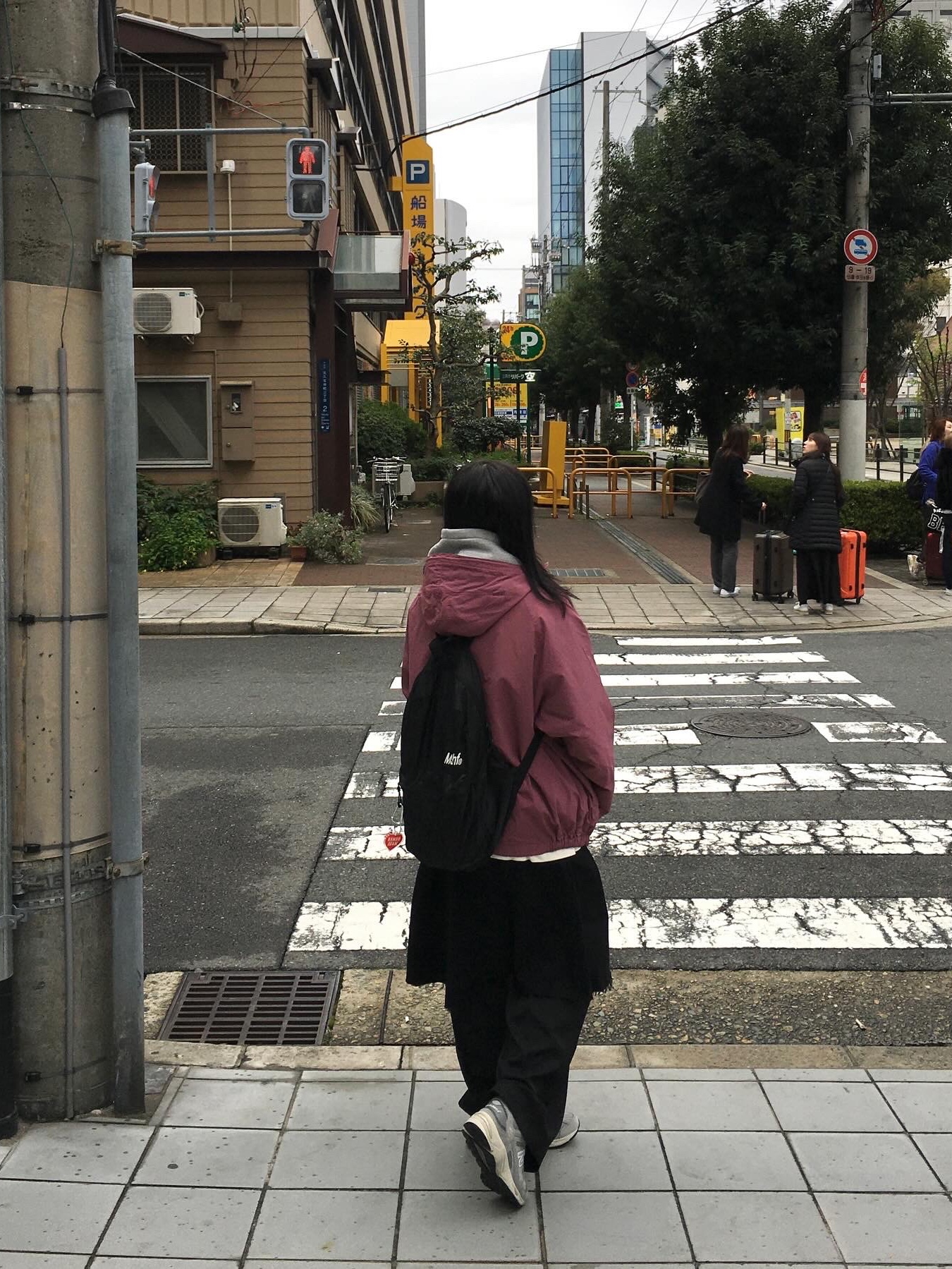 Thisisneverthat x Grateful Dead SYF Wind Jacket Plum, New Balance 878 Gray 착용 스타일 - 2