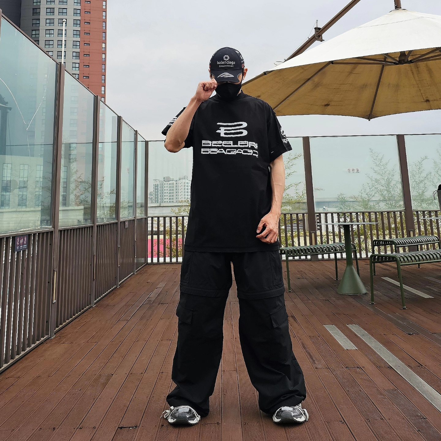 Balenciaga Unity Sports Icon Cargo Pants Black, Balenciaga Top League Cap White 착용 스타일 - 2