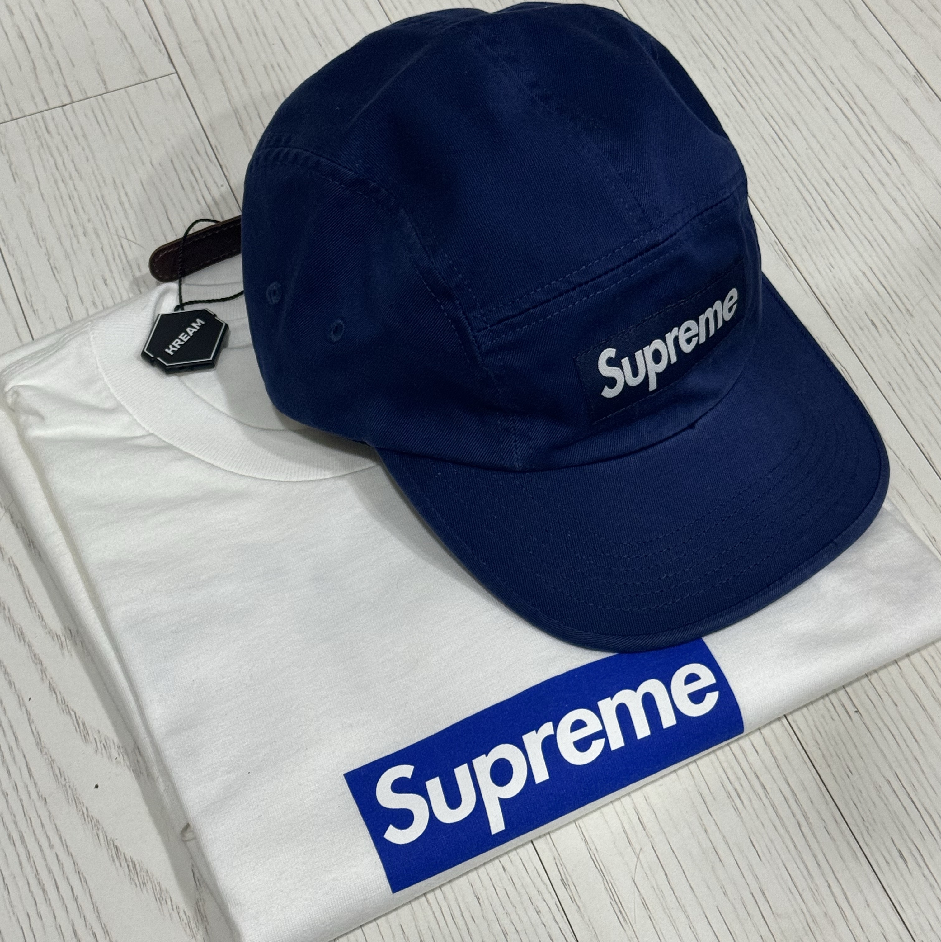 Supreme Washed Chino Twill Camp Cap Navy - 24SS, Supreme Seoul Box Logo T-Shirt White - 23FW 착용 스타일 - 2