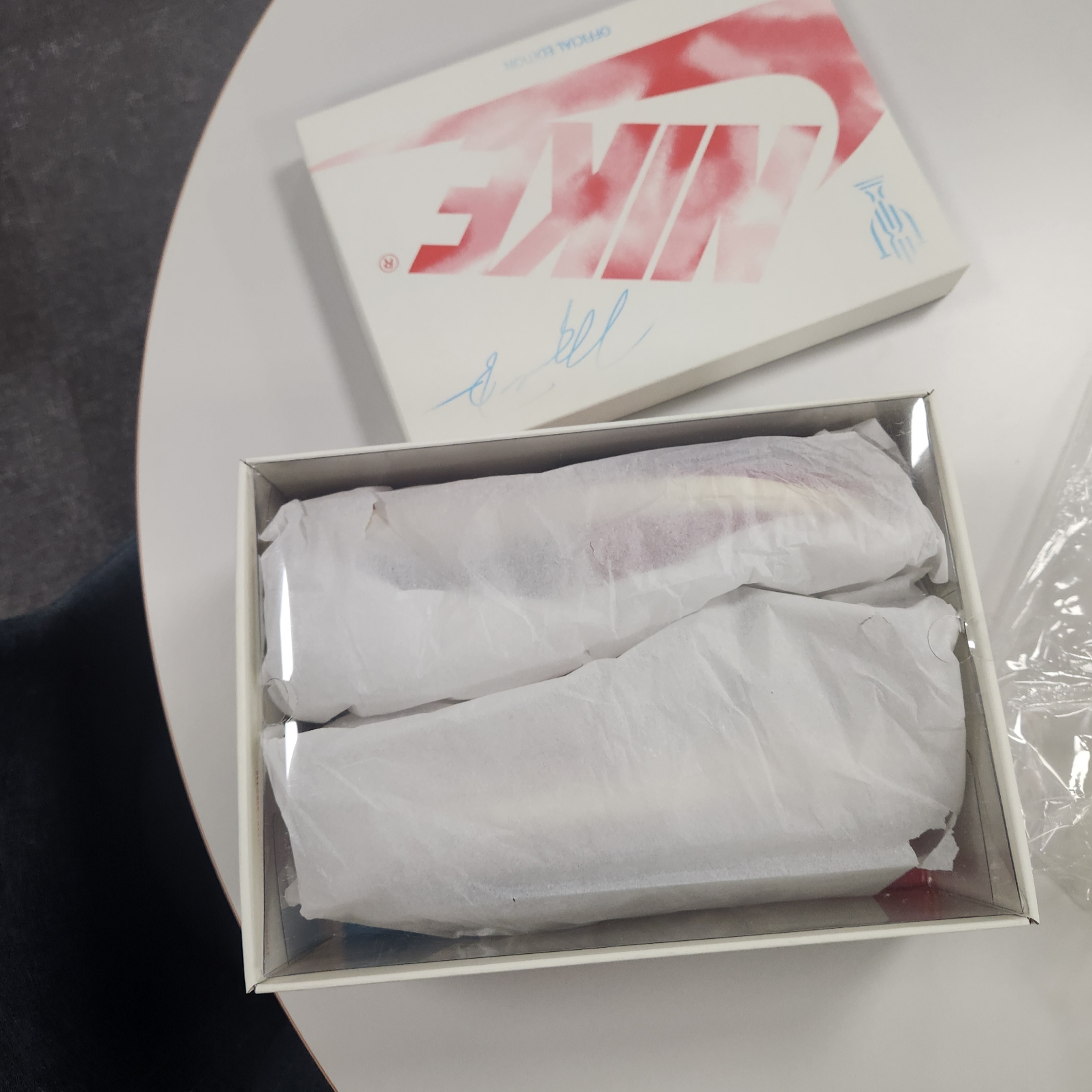 Jordan 1 x Trophy Room Retro Low OG SP Sail Varsity Red 착용 스타일 - 4