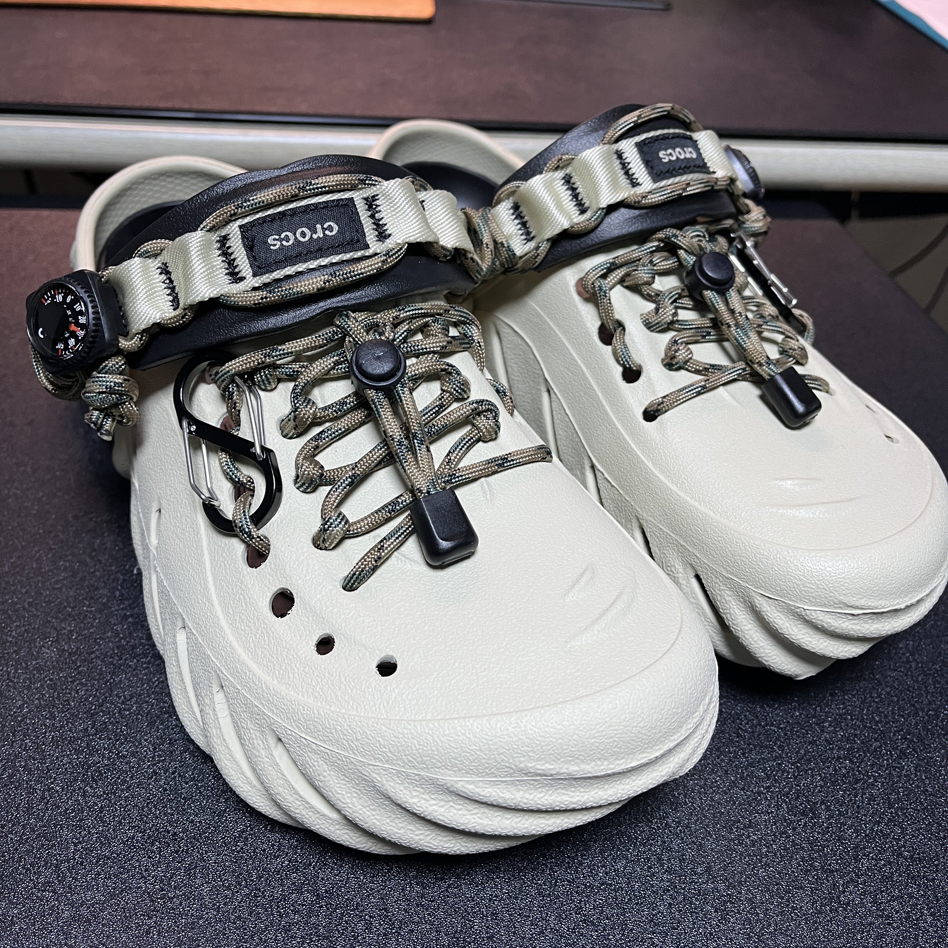 Crocs Echo Clog Bone Black 착용 스타일