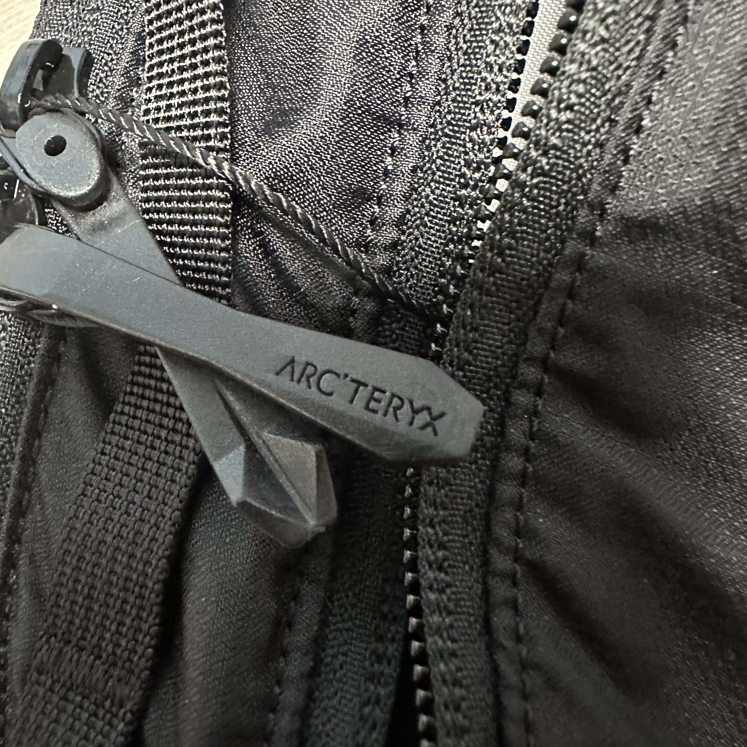 Arc'teryx Heliad 15 Backpack Black 착용 스타일 - 4