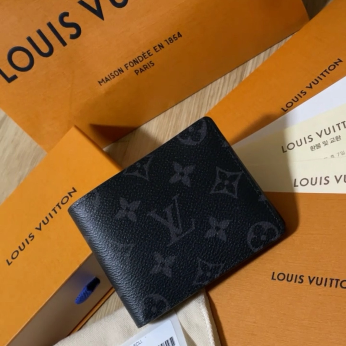 Louis Vuitton Multiple Wallet Monogram Eclipse 착용 스타일 - 2