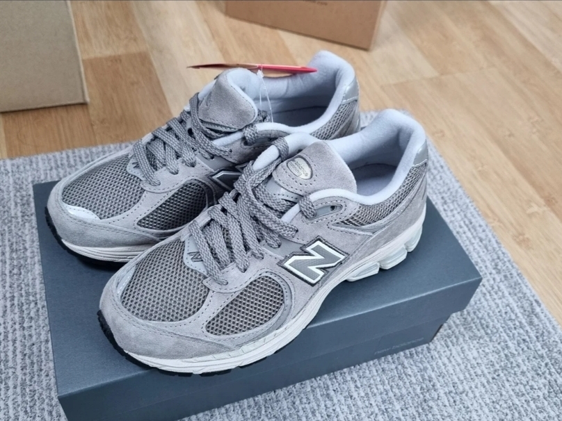 New Balance 2002R Grey 착용 스타일