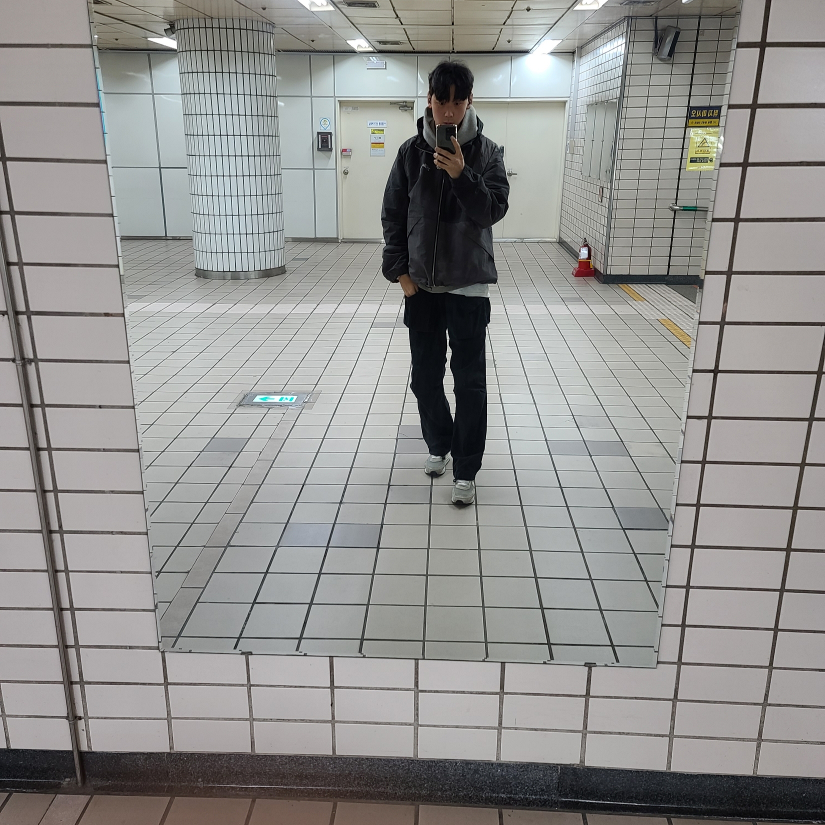 Essentials The Core Collection Hoodie Dark Oatmeal, Stussy Wave Dye Beach Shell Jacket Black 착용 스타일 - 1