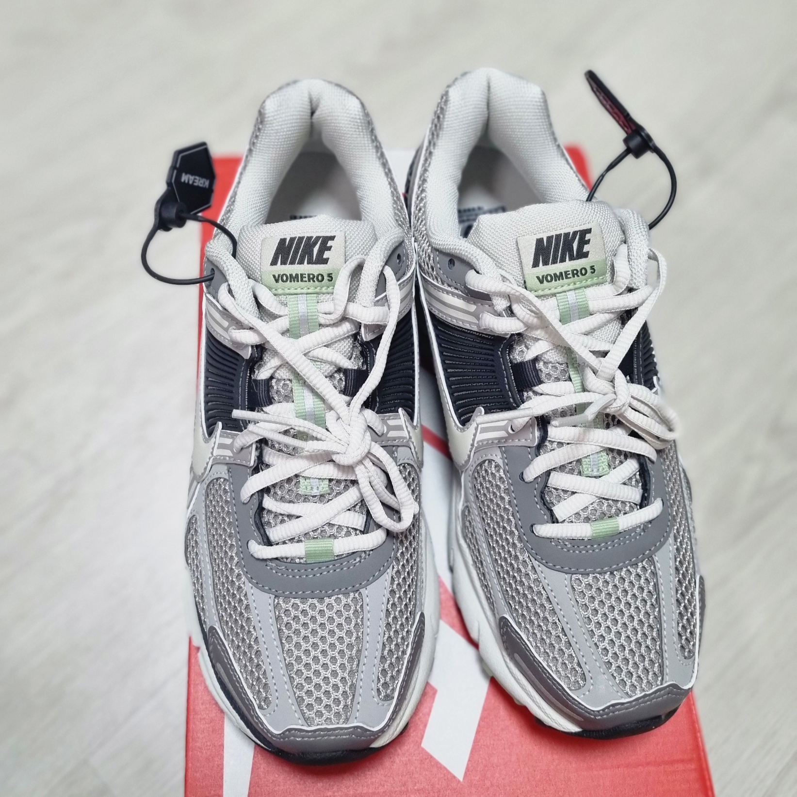 (W) Nike Zoom Vomero 5 Cobblestone and Flat Pewter 착용 스타일 - 2