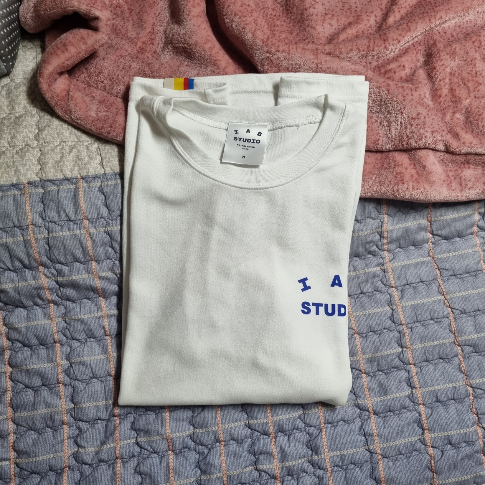 IAB Studio 10th Anniversary T-Shirt White 착용 스타일