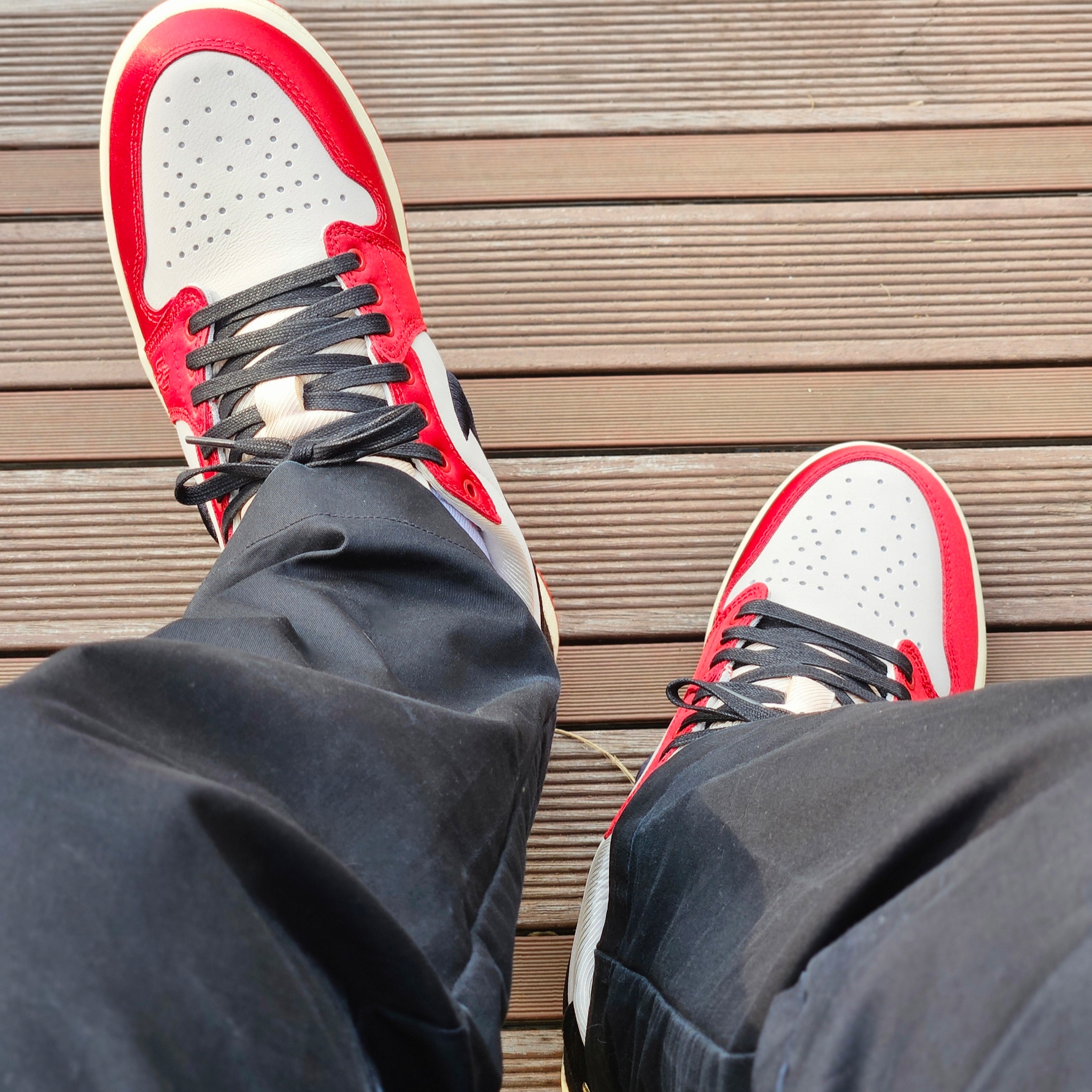 Jordan 1 x Trophy Room Retro Low OG SP Sail Varsity Red 착용 스타일 - 3
