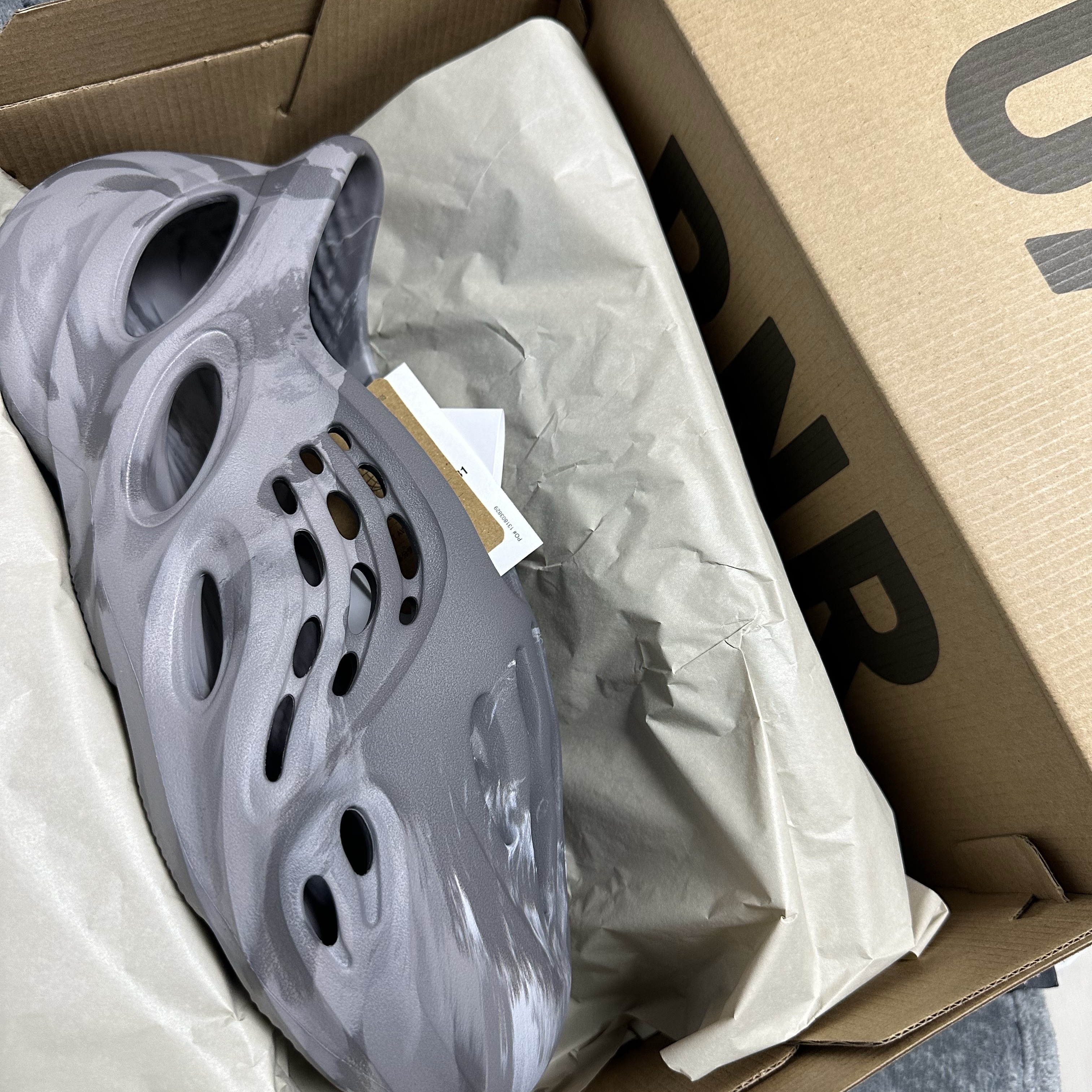 Adidas Yeezy Foam RNNR MX Granite 착용 스타일
