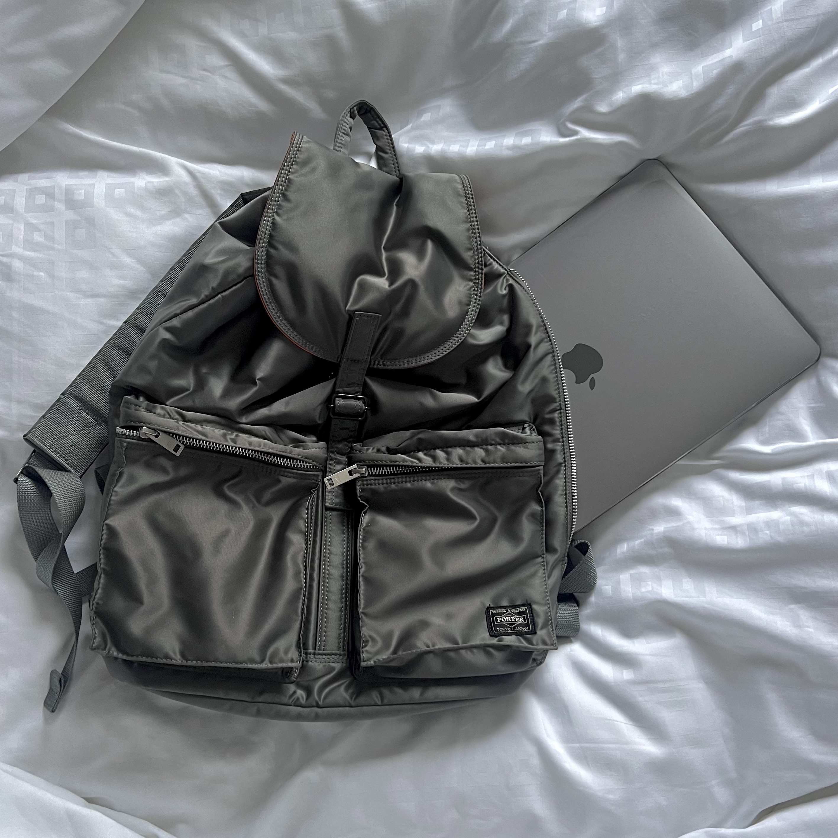 Apple 2022 MacBook Pro 13 M2 256GB SSD / 8GB RAM Space Gray (Korean Ver.), Porter Tanker Backpack Black 착용 스타일