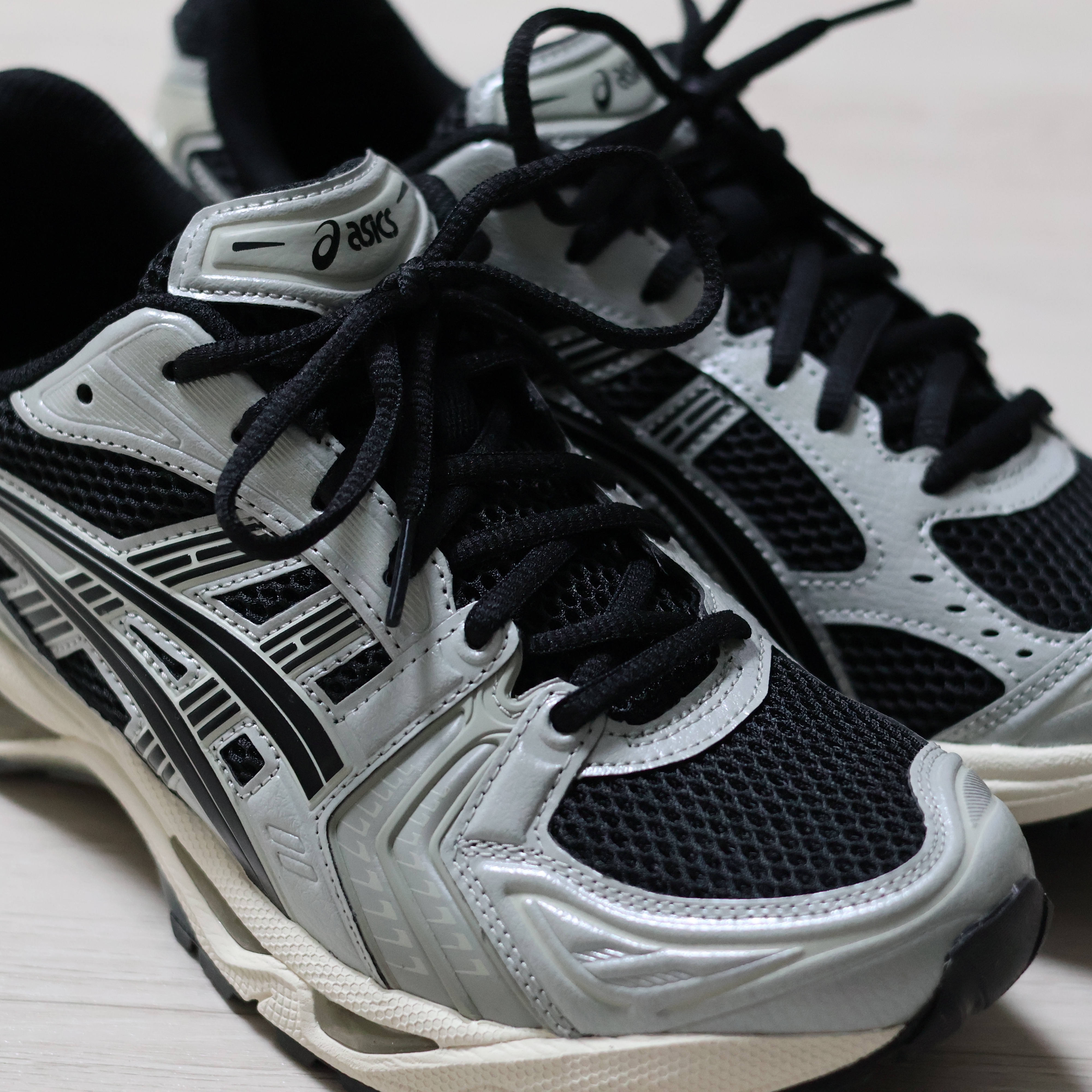 Asics Gel-Kayano 14 Black Seal Grey 착용 스타일