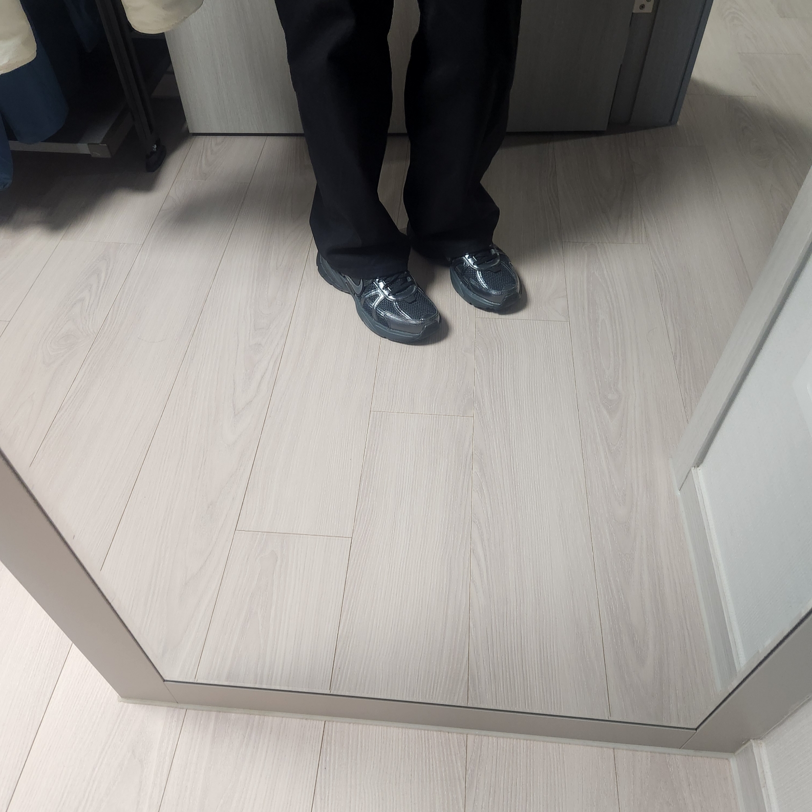 Nike V2K Run Black Anthracite 착용 스타일