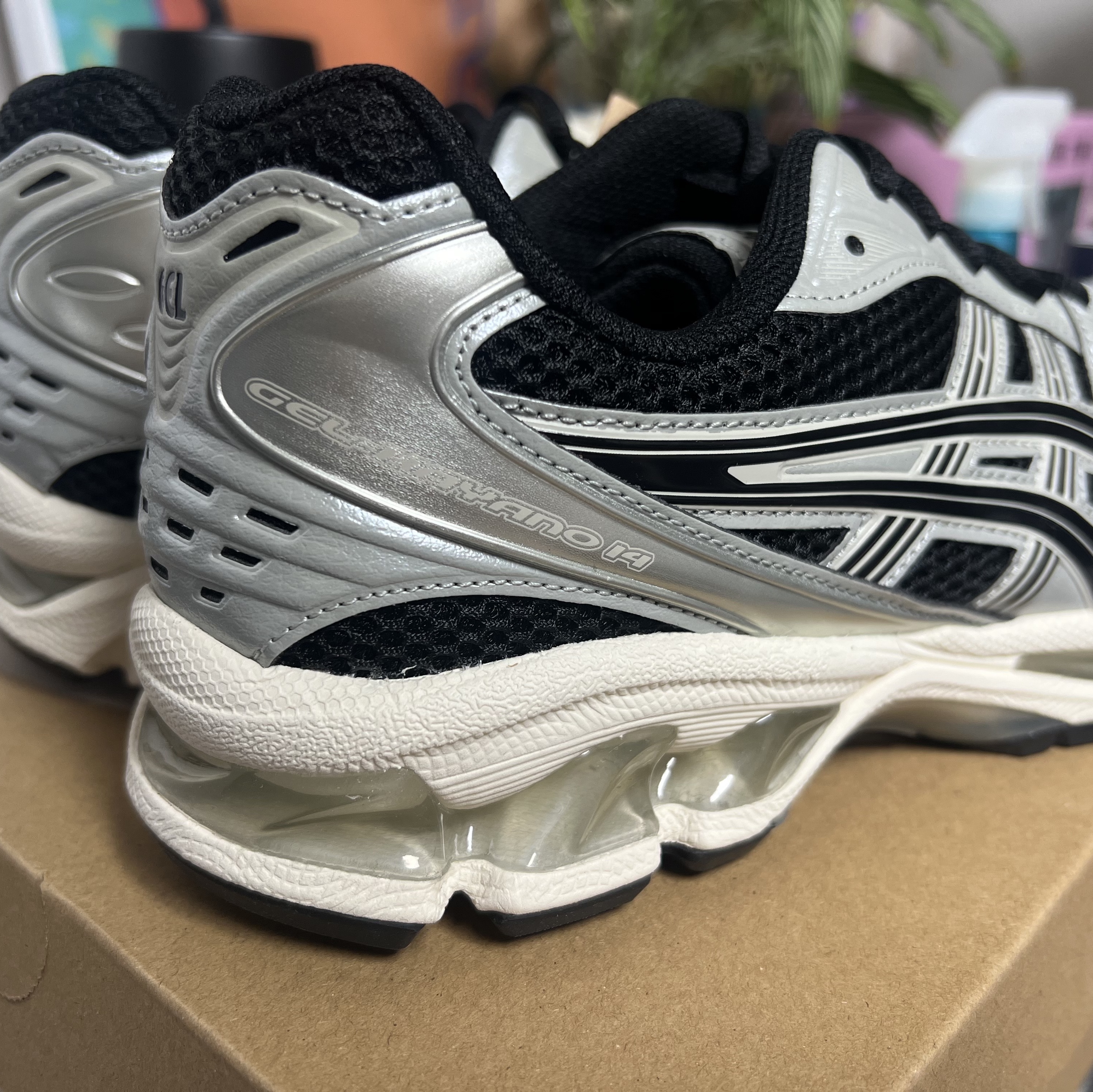 Asics Gel-Kayano 14 Black Seal Grey 착용 스타일 - 3