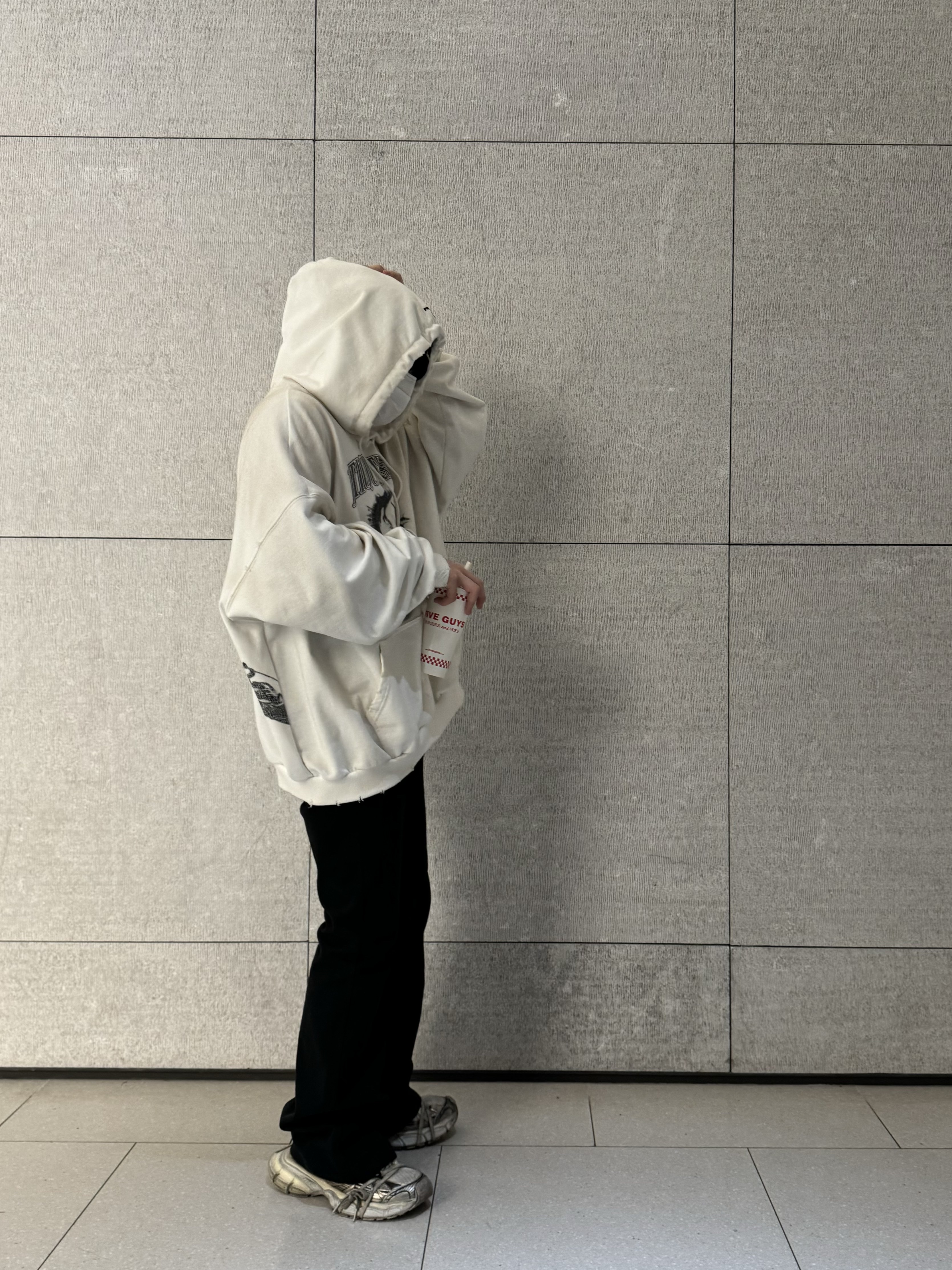 Nonnod Flared Pants Black, Project G/R x Atmos Etiquette Lesson Vintage Washed Hoodie White 착용 스타일 - 1