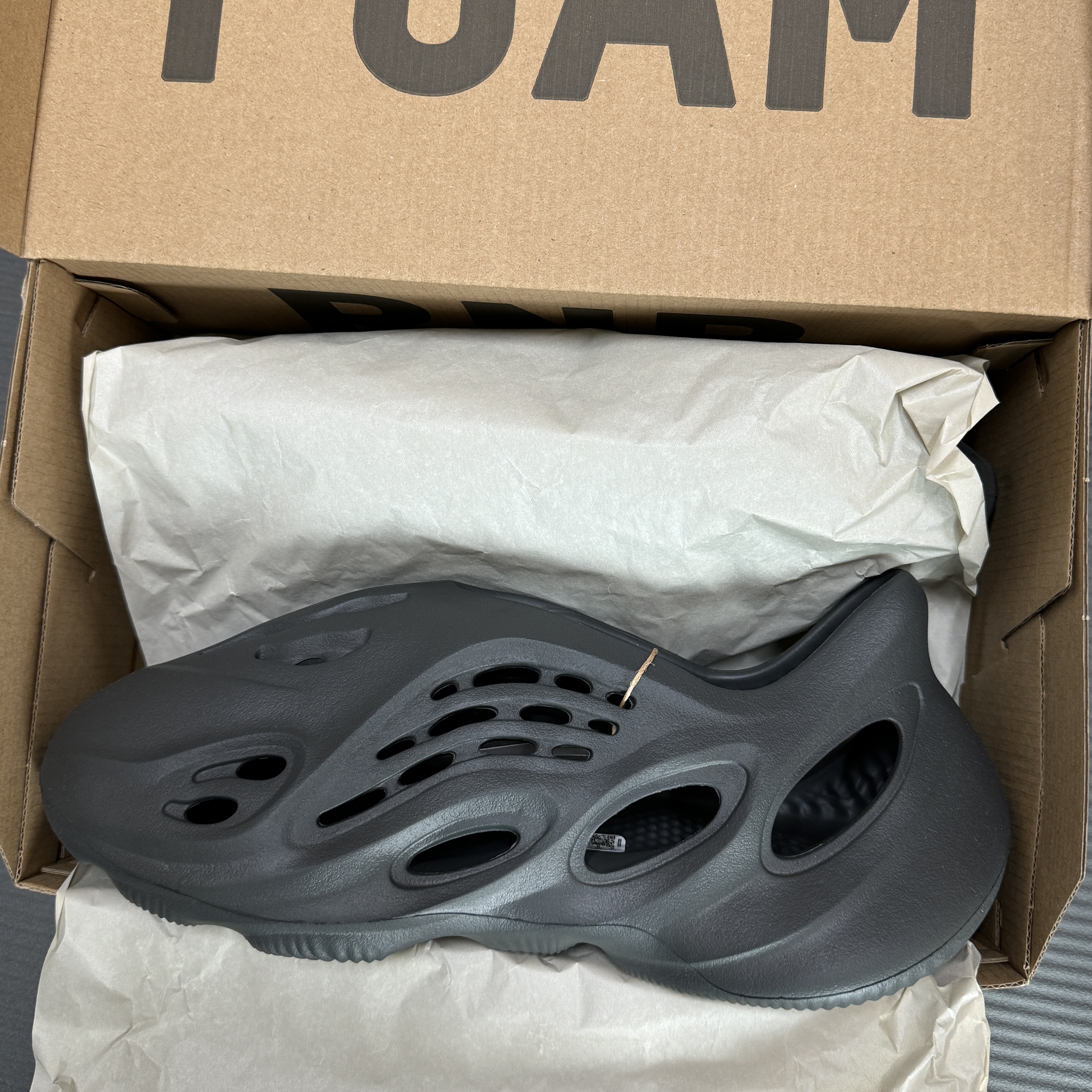 Adidas Yeezy Foam RNNR Carbon 착용 스타일