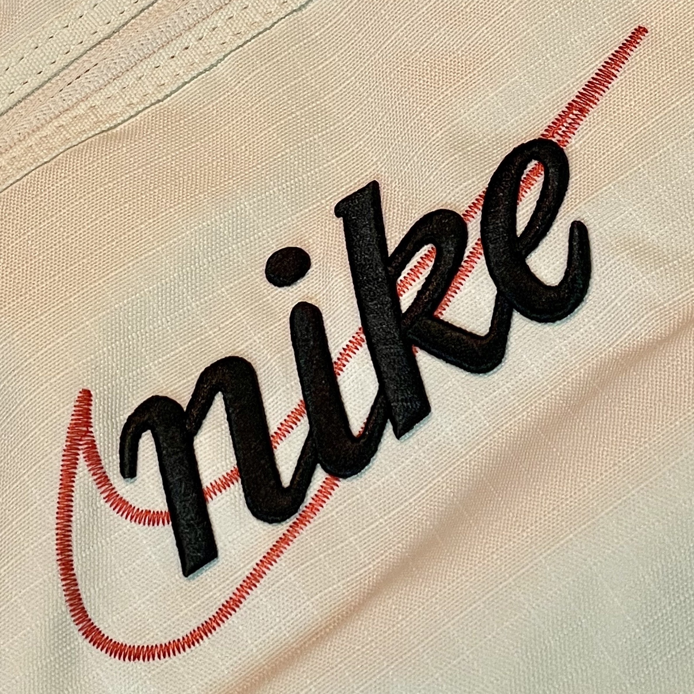 Nike Gym Club Training Bag 24L Coconut Milk, Nike Gym Club Duffle Bag 24L Black 착용 스타일 - 3