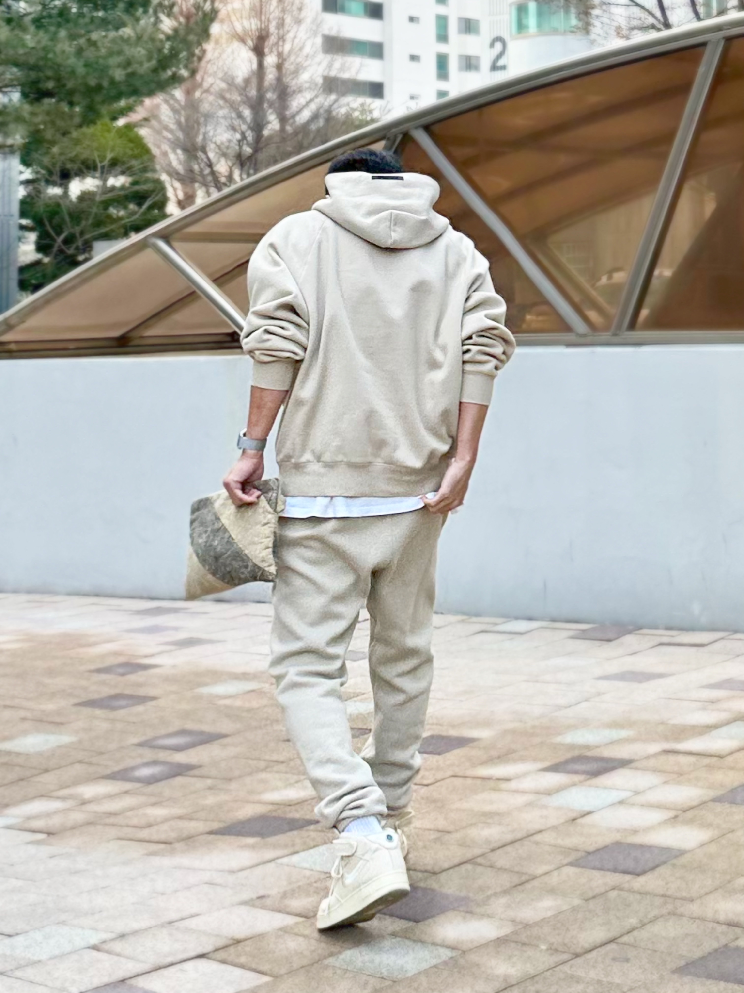 Essentials The Core Collection Pullover Hoodie Tan, Stussy Undershirt White (3 Pack) 착용 스타일
