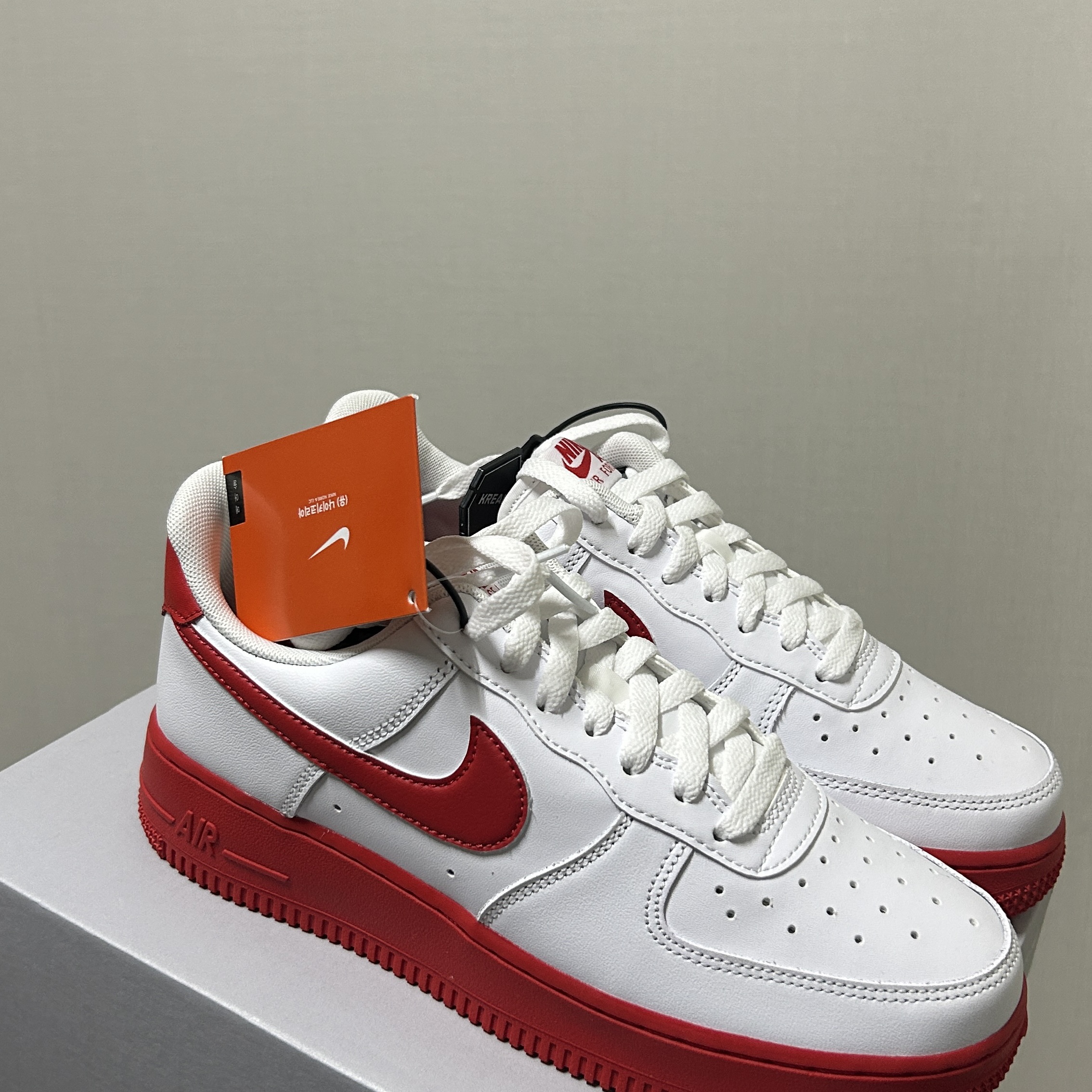 Nike Air Force 1 Low White Red Midsole 착용 스타일 - 2