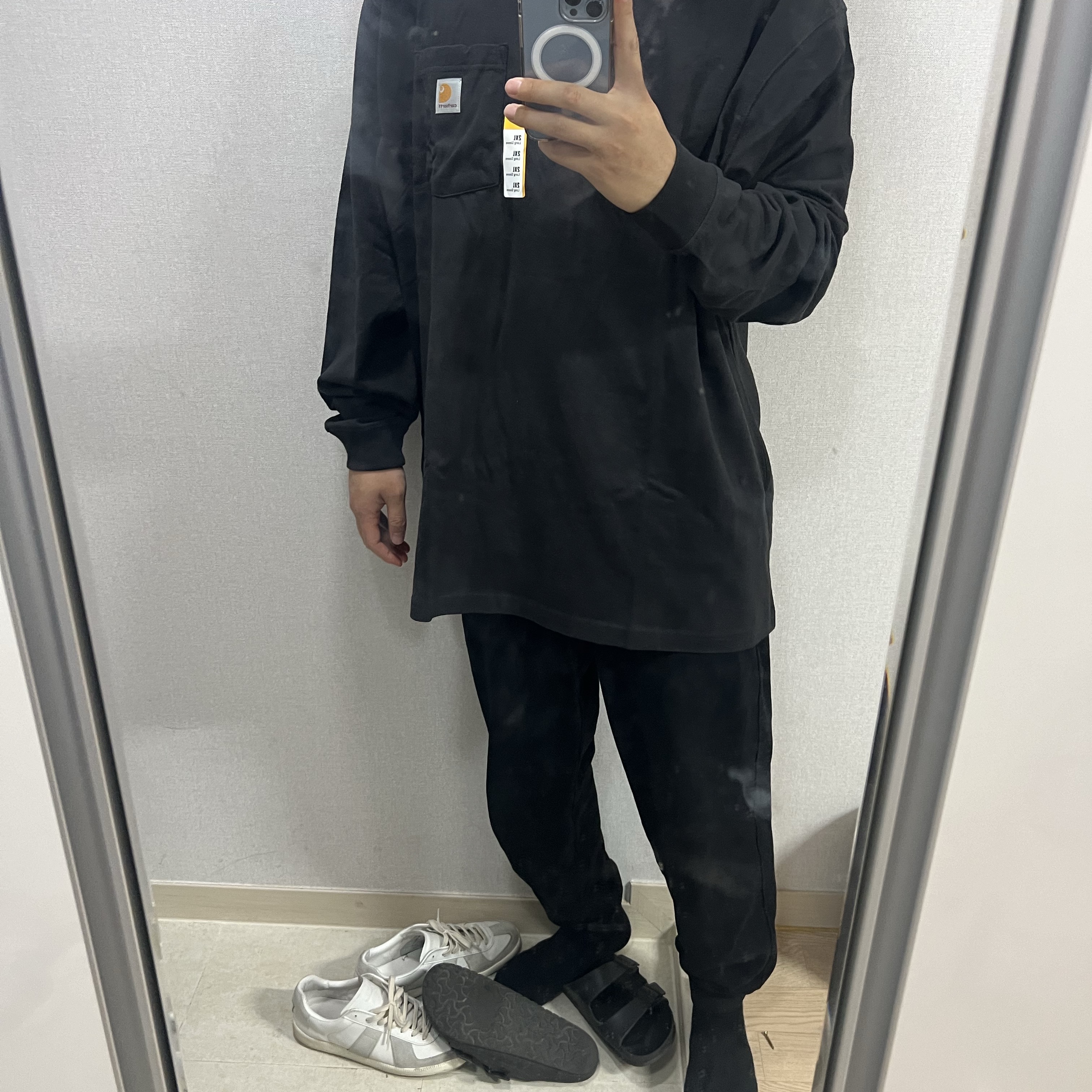 Carhartt Loose Fit Heavyweight Regular Long Sleeve Pocket T-Shirt Black 착용 스타일