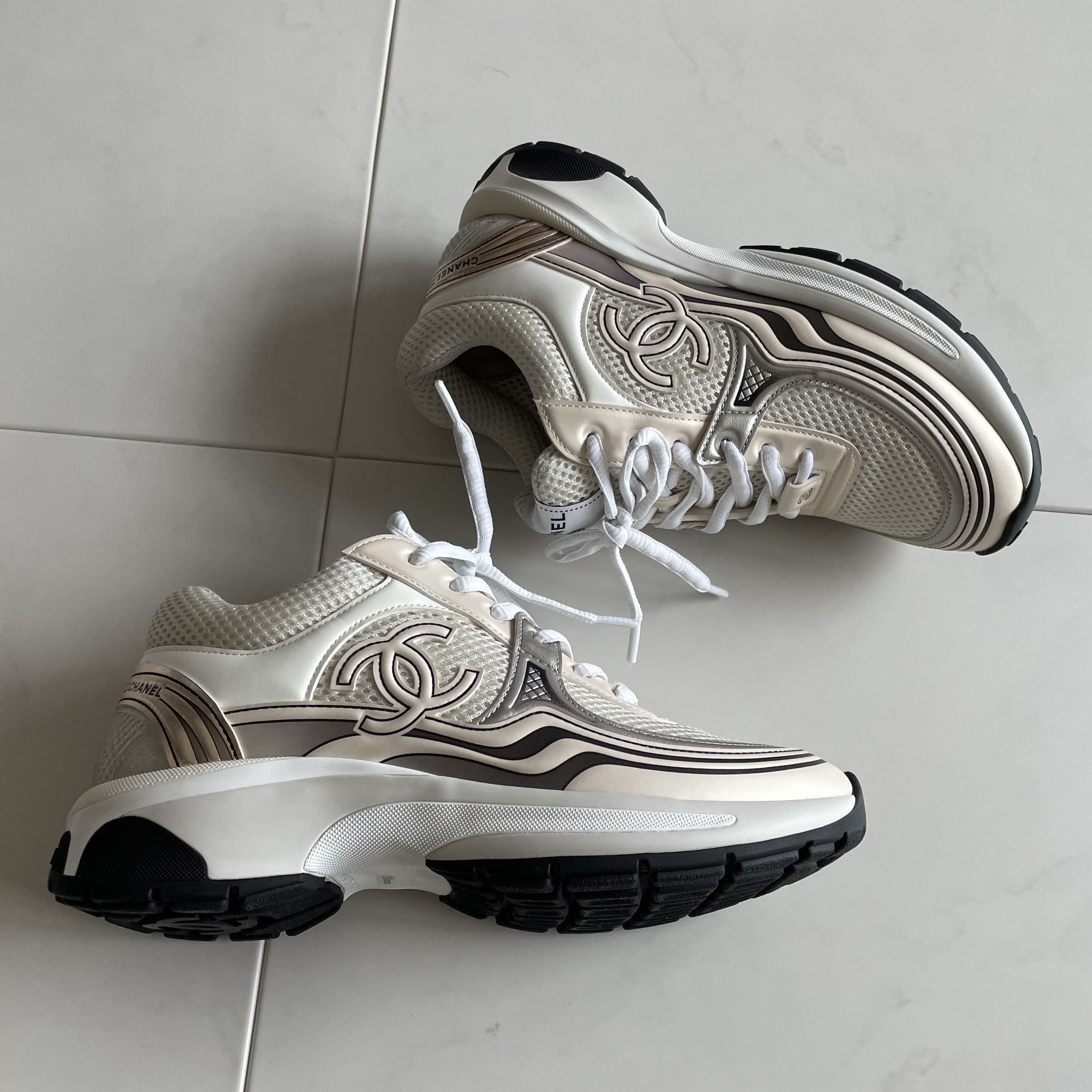(W) Chanel Sneakers Fabric Laminated & Ivory White Silver 착용 스타일 - 1