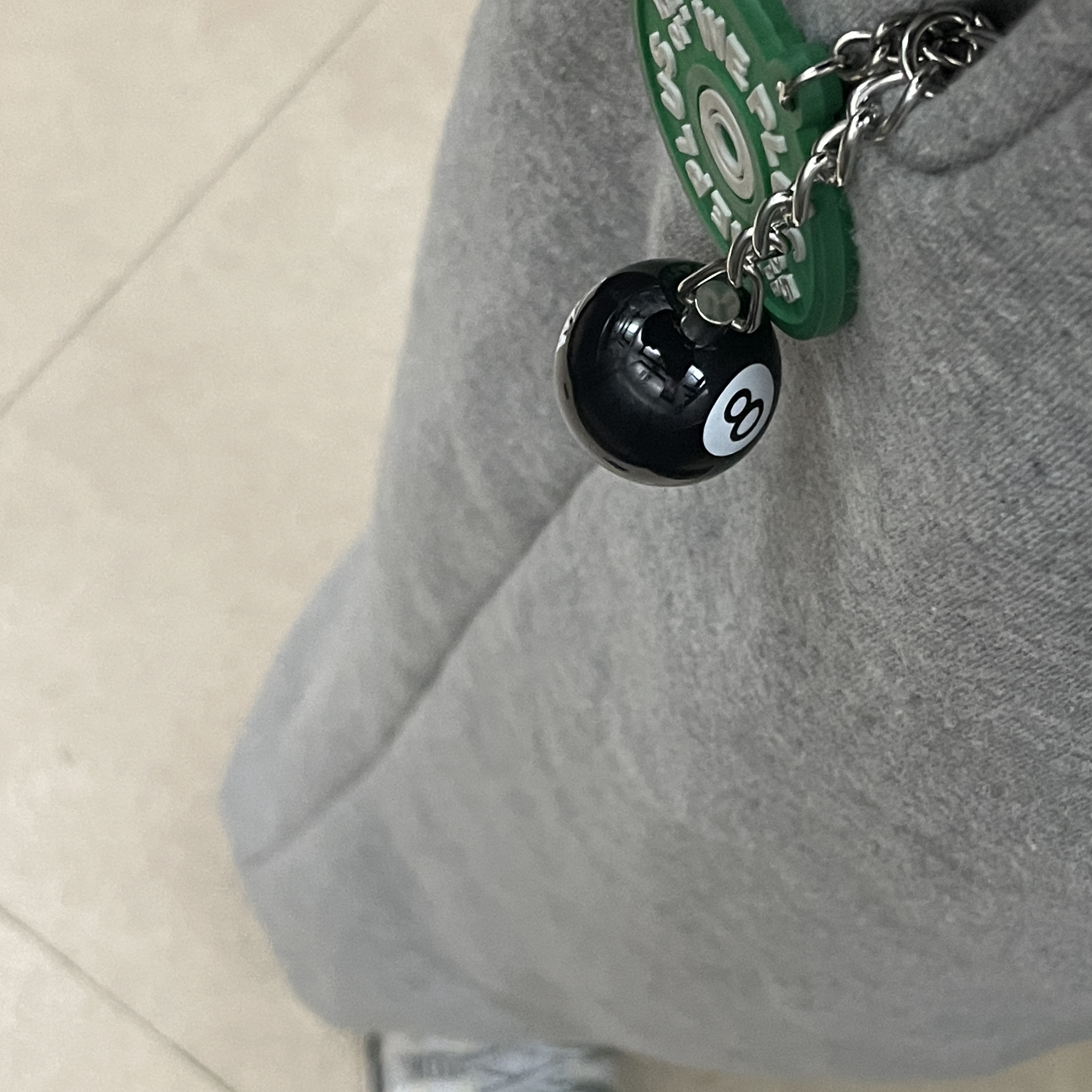 Stussy 8 Ball Keychain Black 착용 스타일