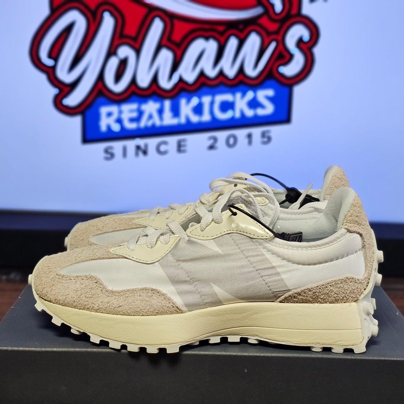 (W) New Balance 327 White Moonbeam 착용 스타일