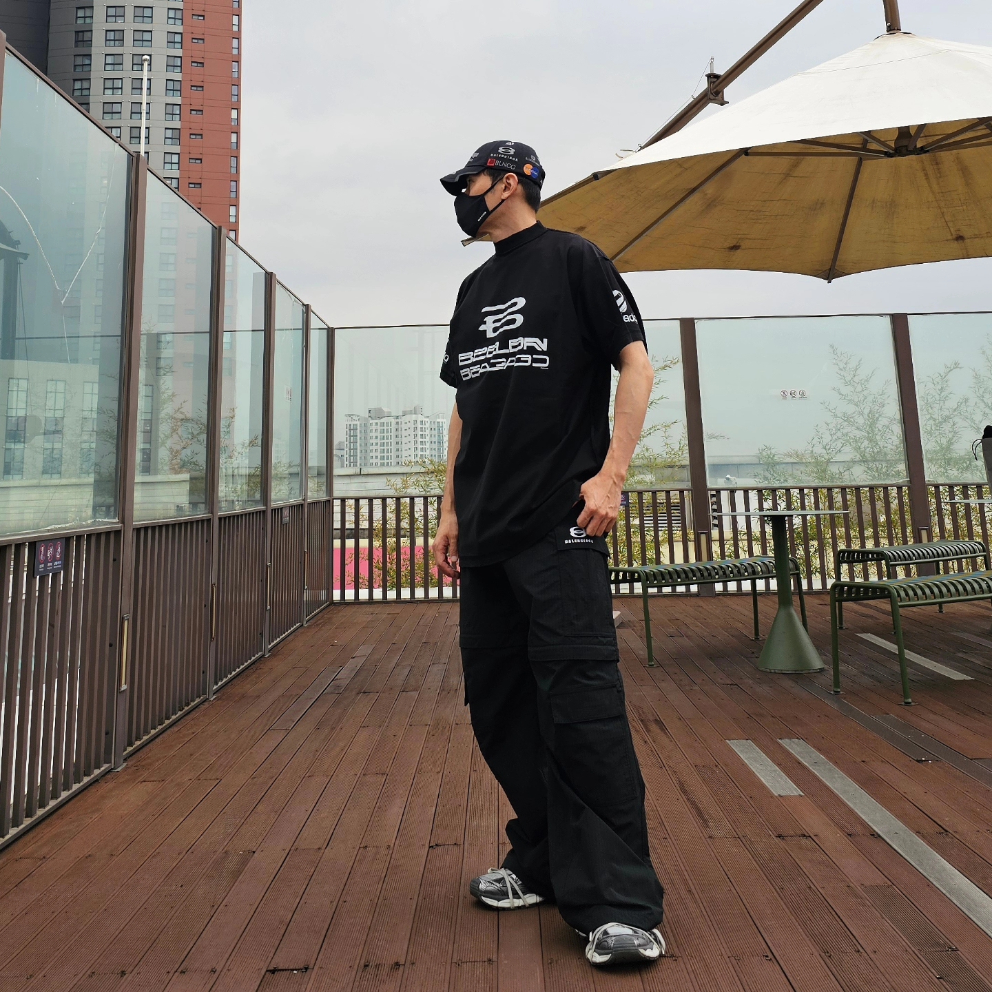Balenciaga Unity Sports Icon Cargo Pants Black, Balenciaga Top League Cap White 착용 스타일 - 5